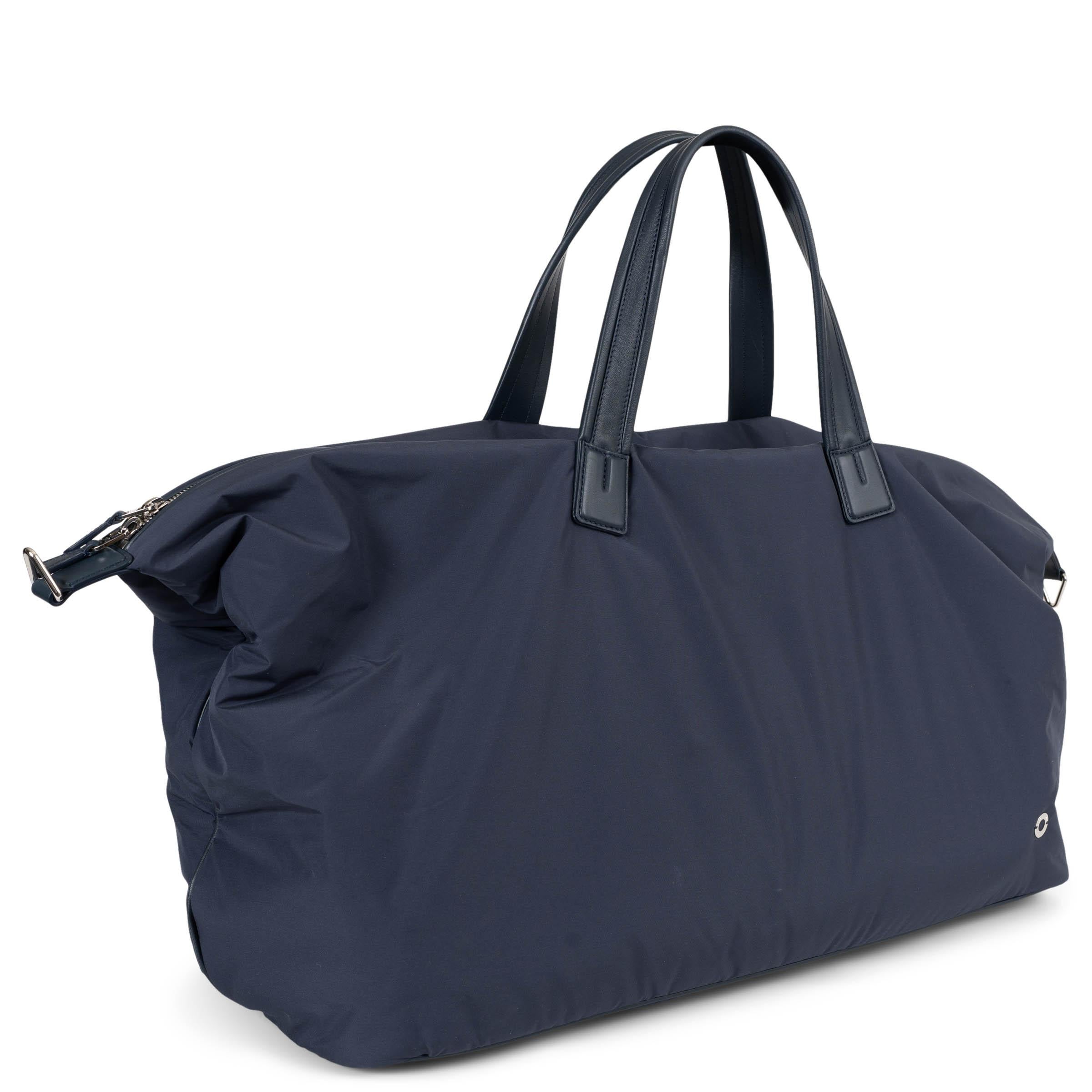 Diese 100% authentische Loro Piana Voyager Duffle Grande Reisetasche aus blauer Wind-Mikrofaser ist eine Meisterklasse in Funktionalität und raffinierter Handwerkskunst. Die mit Storm System® behandelte Jacke ist wasser- und windabweisend, weich,