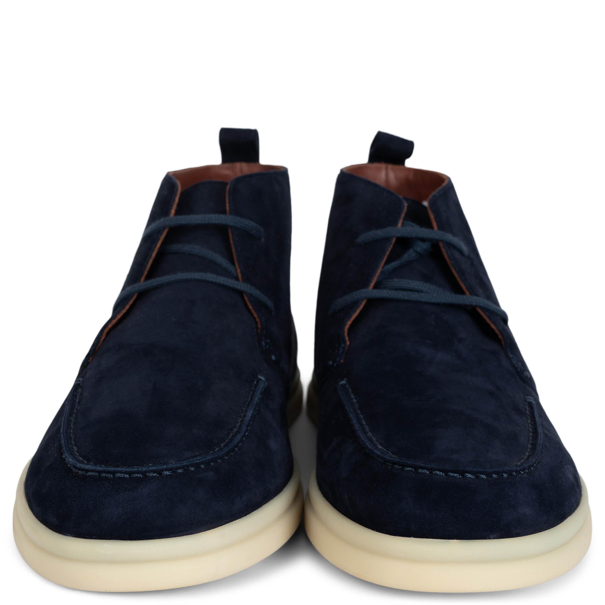 Questi stivaletti Loro Piana Namib dessert in pelle scamosciata idrorepellente blu navy, autentici al 100%, uniscono l'artigianato senza tempo all'eleganza funzionale. Caratterizzate da punta tonda, dettagli cuciti a mano sulla tomaia anteriore e
