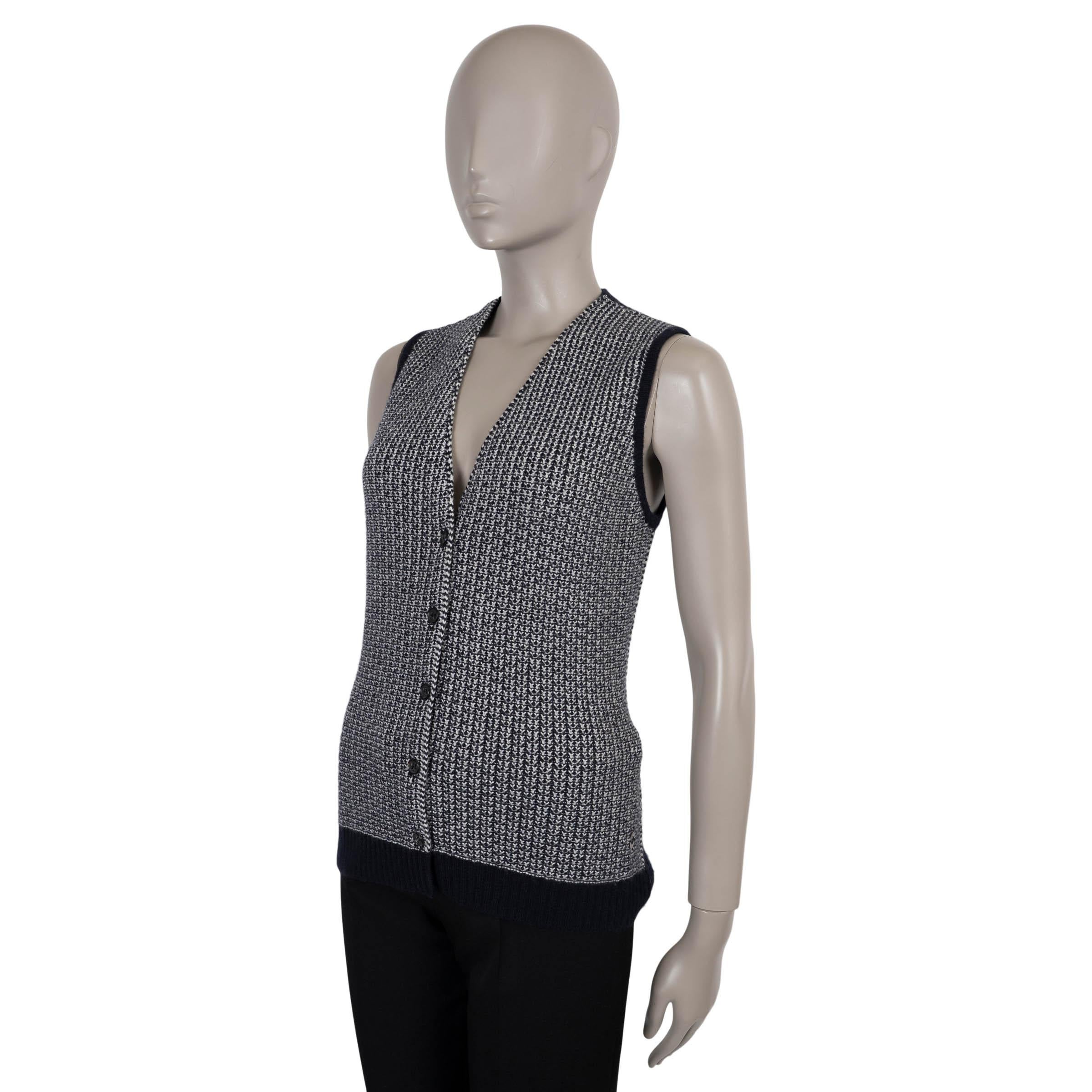 Ce gilet cardigan 100% authentique Loro Piana est finement confectionné en cachemire ultra-doux marine et blanc. Il présente une silhouette classique sans manches avec une encolure en V et un dos en tricot côtelé noir uni contrastant pour un