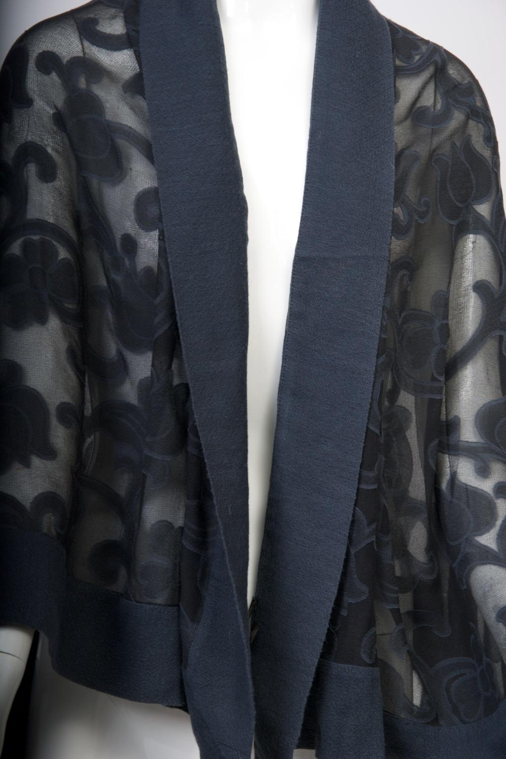 Pañuelo/chalina grande de Loro Piana en azul marino con un estampado de flores. Sólido borde ancho en todo el contorno con un sutil dibujo texturizado. La composición es 60% seda, 40% algodón. Es ligera y lujosa, como cabe esperar de esta empresa.