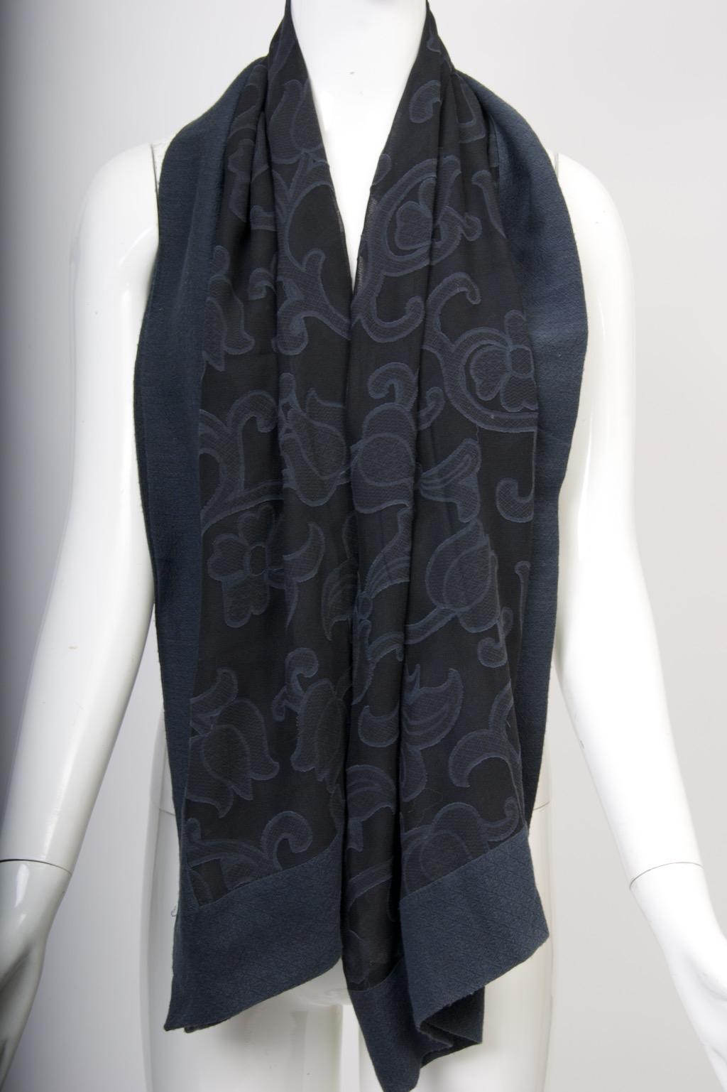 Loro Piana Navy Burn-out Shawl en venta 2