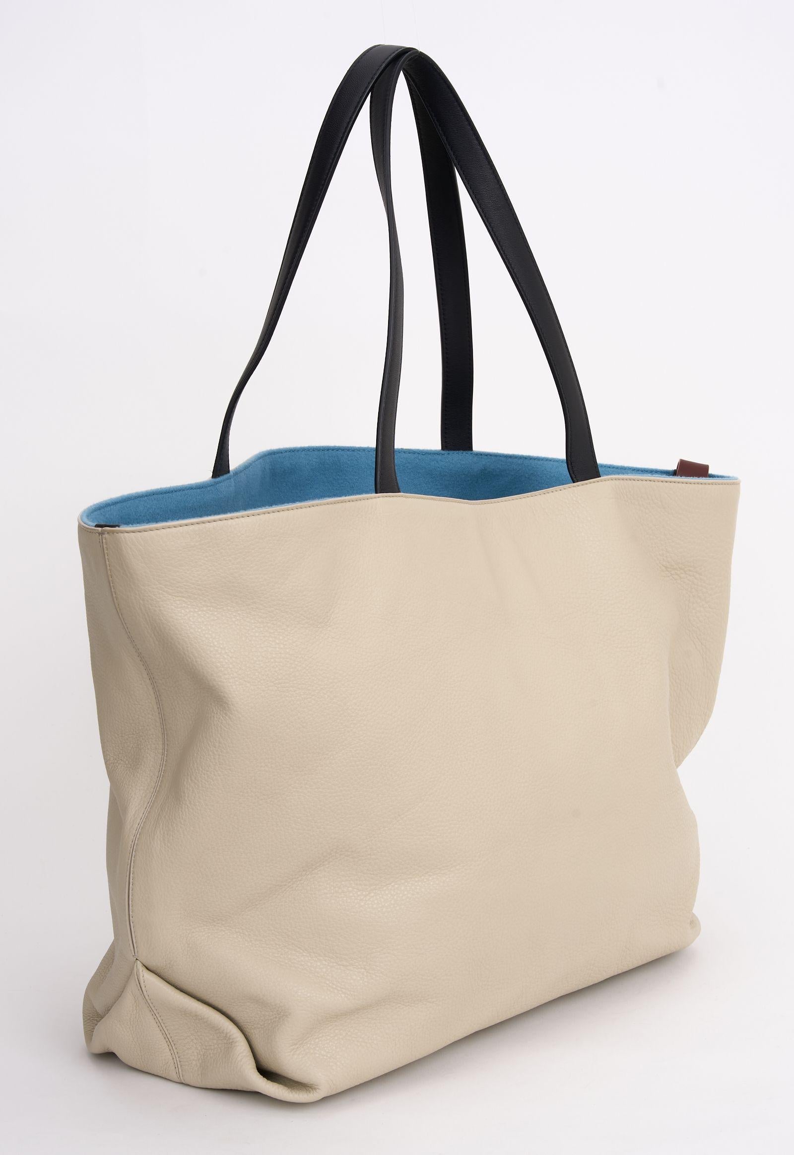 Questa Tote di Loro Piana presenta un esterno in pelle neutra e un interno blu con finiture argentate e una custodia interna rimovibile con cerniera. Include un sacchetto per la polvere e le carte d'identità. Nuovo di zecca in condizioni