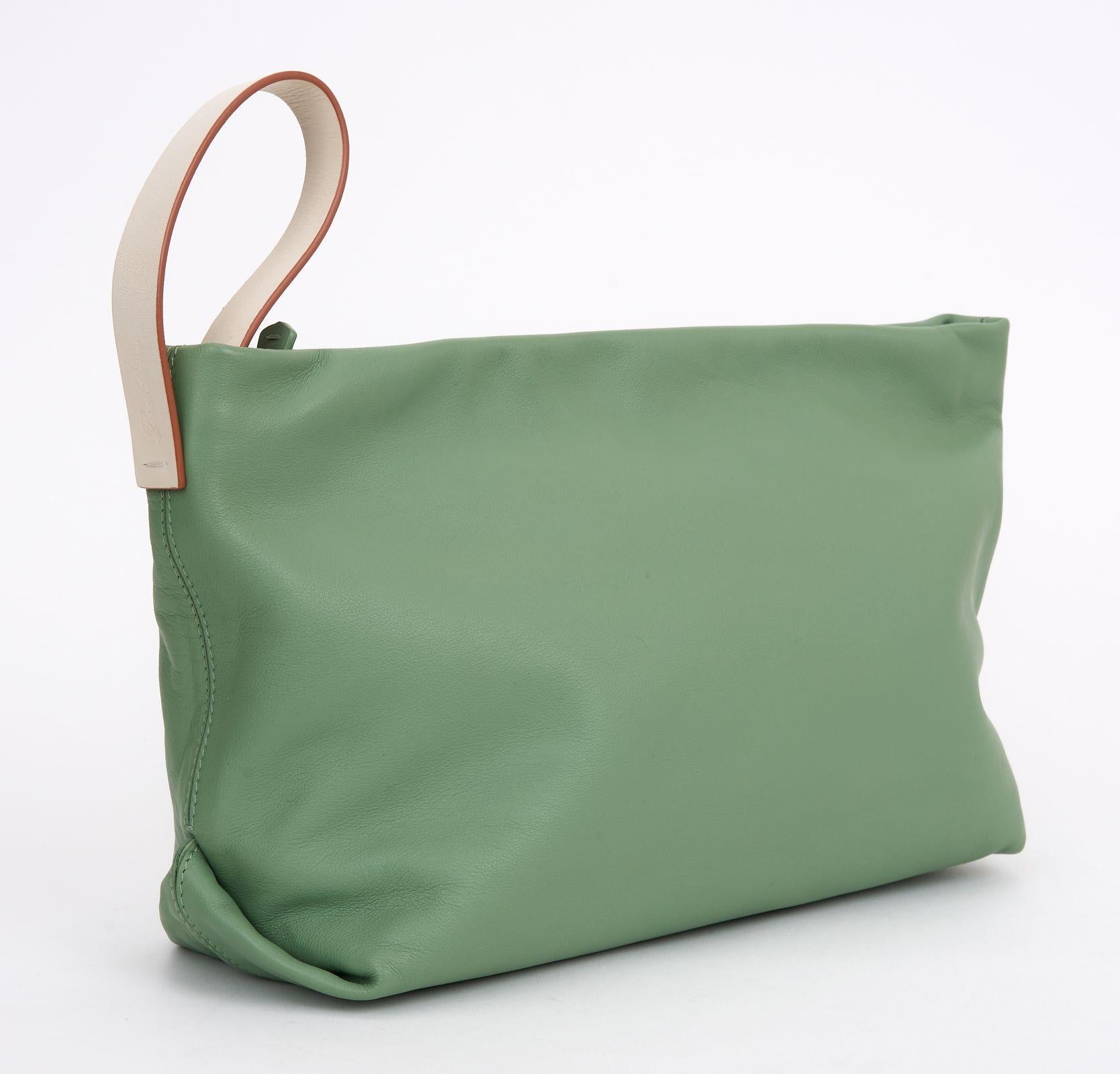 La Pochette Loro Piana è caratterizzata da un design senza cuciture e da una leggerezza unica, grazie alla morbida pelle che la rende disinvolta e casual, ideale per trasportare con facilità tutti gli elementi essenziali della vita quotidiana. La