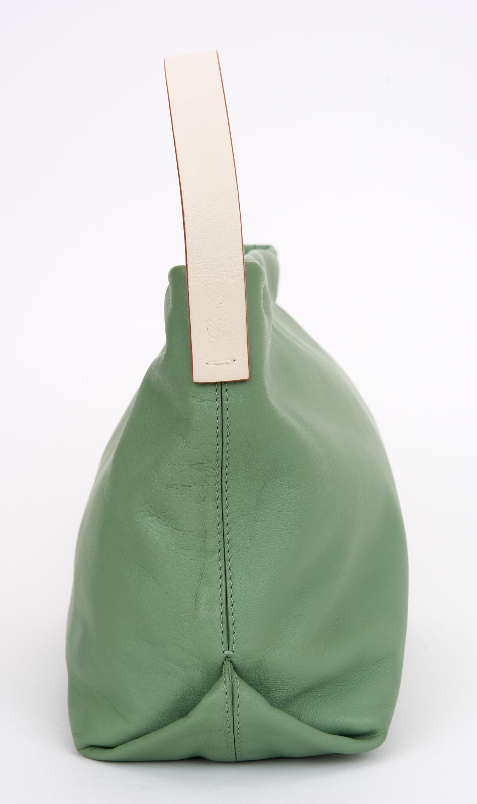 Grigio Pochette in pelle d'agnello Loro Piana New Sage Butter in vendita