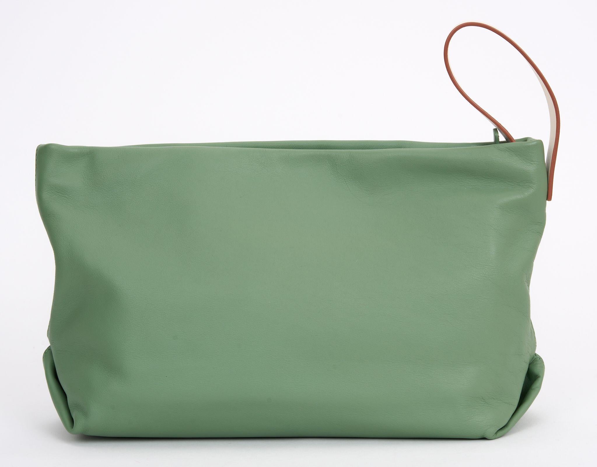 Pochette in pelle d'agnello Loro Piana New Sage Butter In condizioni Nuovo in vendita a West Hollywood, CA