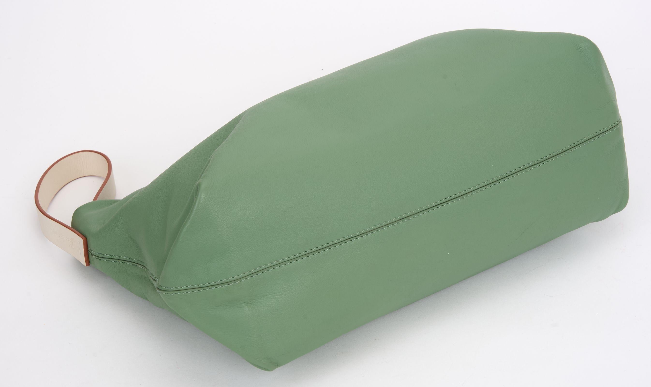 Donna Pochette in pelle d'agnello Loro Piana New Sage Butter in vendita
