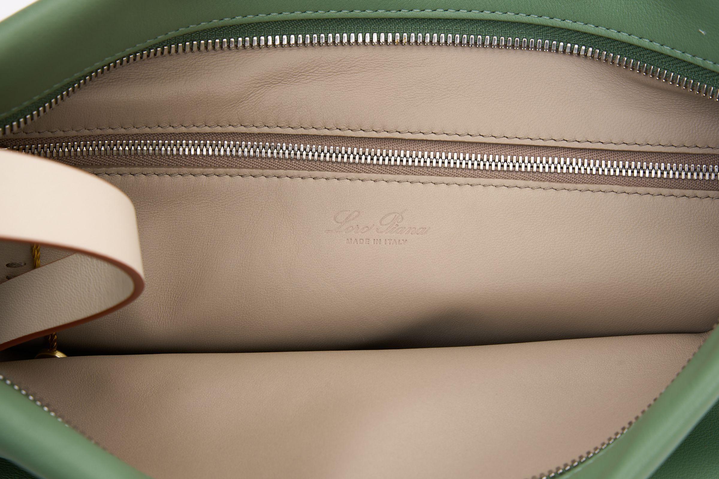 Pochette in pelle d'agnello Loro Piana New Sage Butter in vendita 1