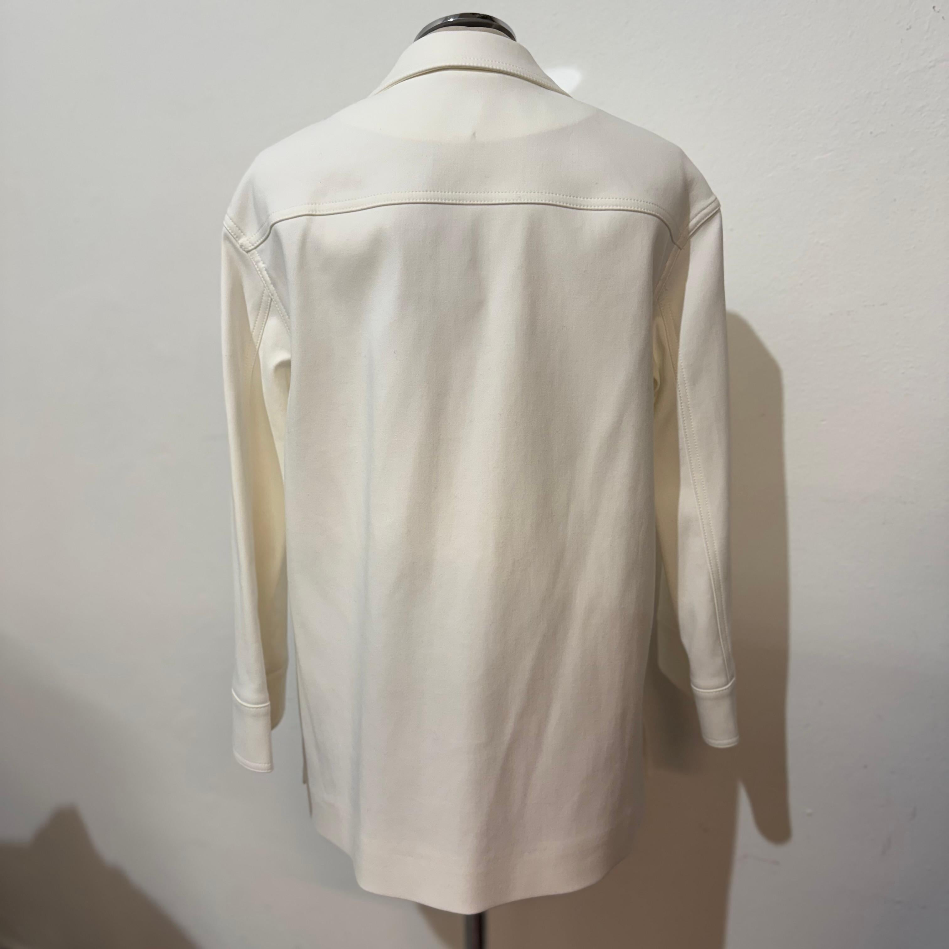 Giacca Splendid Loro Piana
Modello Daisy della Nives
Nuovo di zecca con etichette
Cotone (98%) ed elastane
Colore bianco
Due tasche
Chiusura con bottoni
Lunghezza spalla/fianchi cm 58 (22,8 pollici)
Spalla cm 44 (17,3 pollici)
Spedizione espressa in