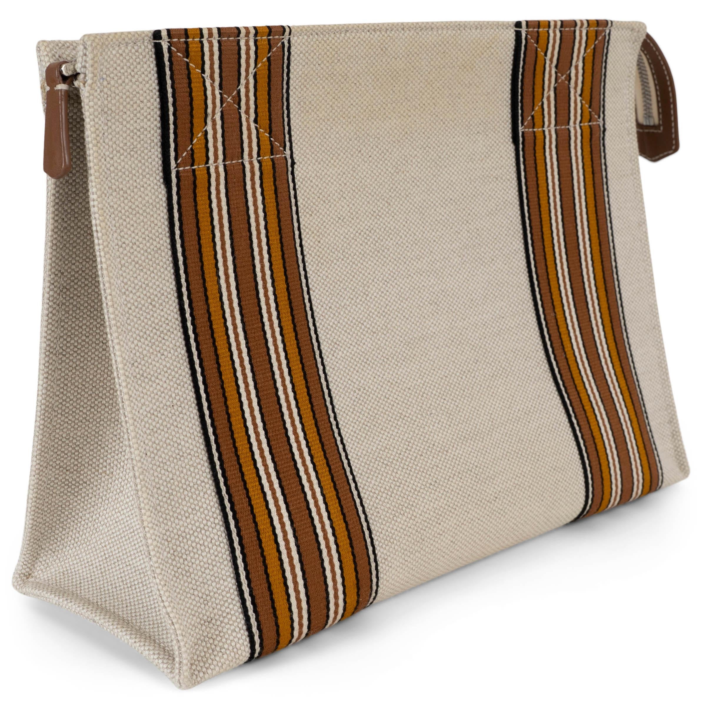 Cette pochette de voyage 100 % authentique Loro Piana est fabriquée en toile de coton avoine durable avec un revêtement résistant à l'eau et aux taches, garantissant longévité et praticité pour les voyages. Conçu pour ranger les petits objets