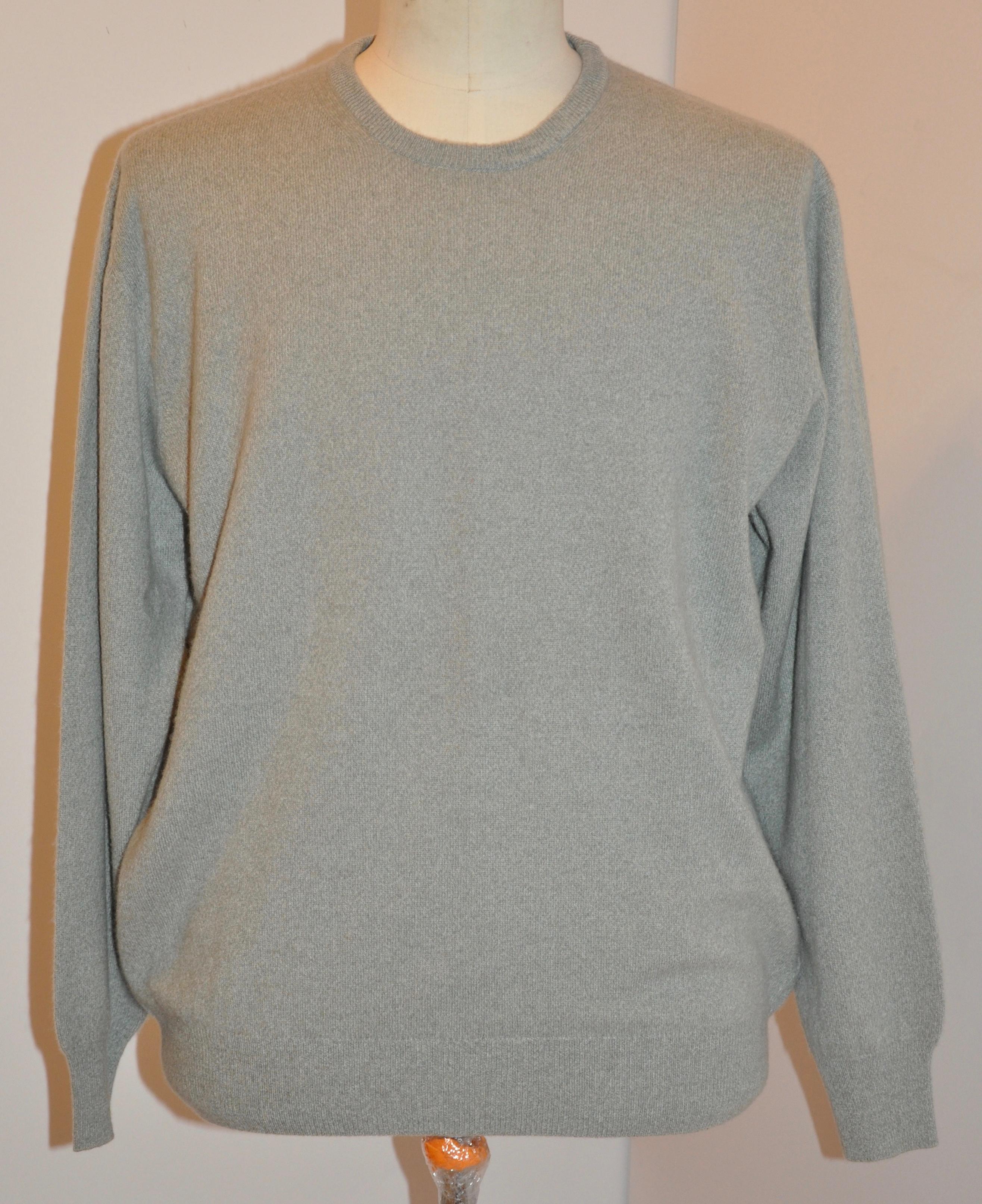       Loro Piana wonderfully plush olive green men's cashmere crewneck pullover sweater is sized 54/Italy. Thee length measures 28 1/2 inches, underarm circumference measures 52 inches, shoulder measures 44 inches across, neck-to-sleeve measures 7