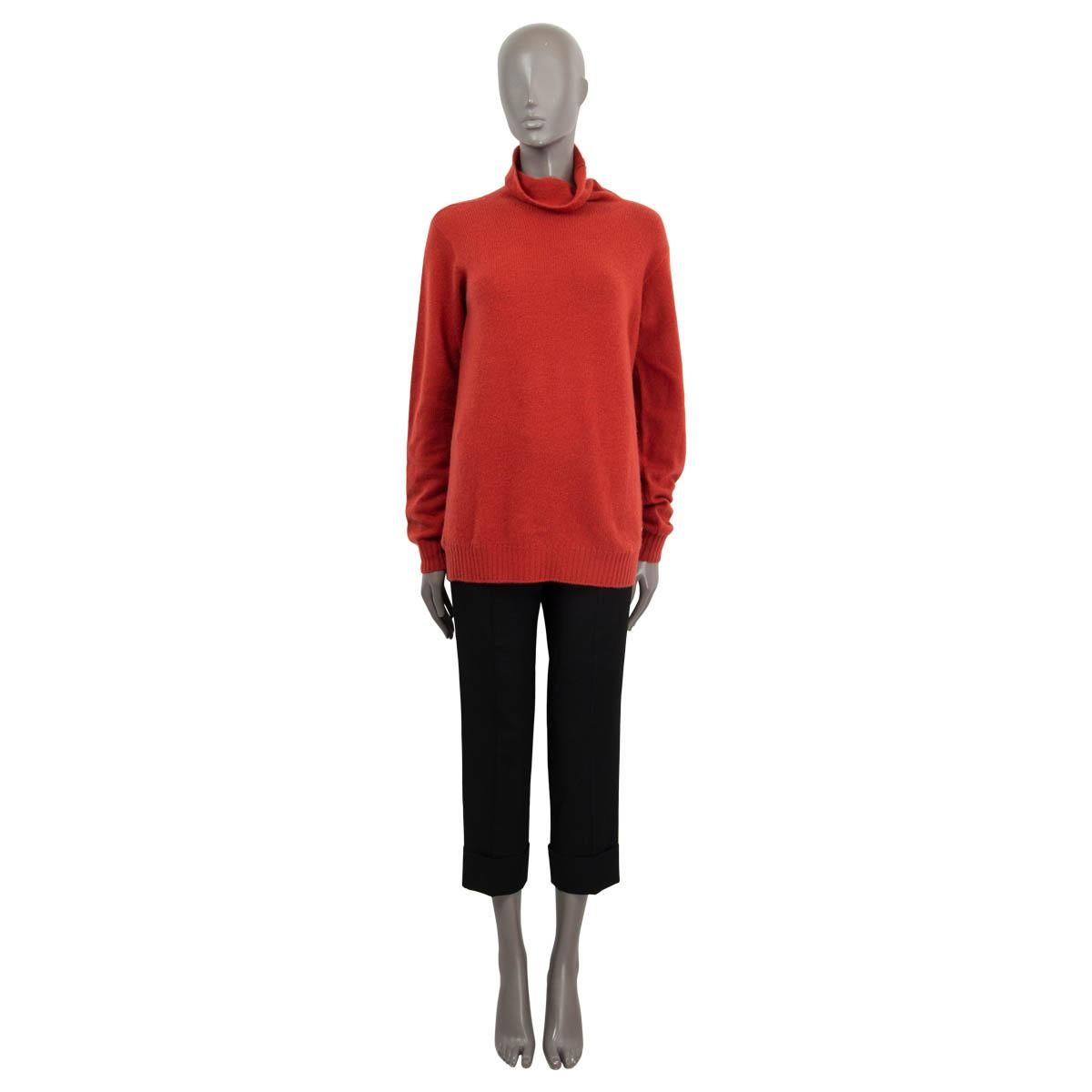 100% authentique Loro Piana col roulé en baby cashmere orange sanguine (100%) . Manches longues et col roulé. Non doublé. A été porté et est en excellent état. 

Mesures
Taille de l'étiquette	48
Taille	XXL
Largeur de l'épaule	43cm (16.8in)
Buste