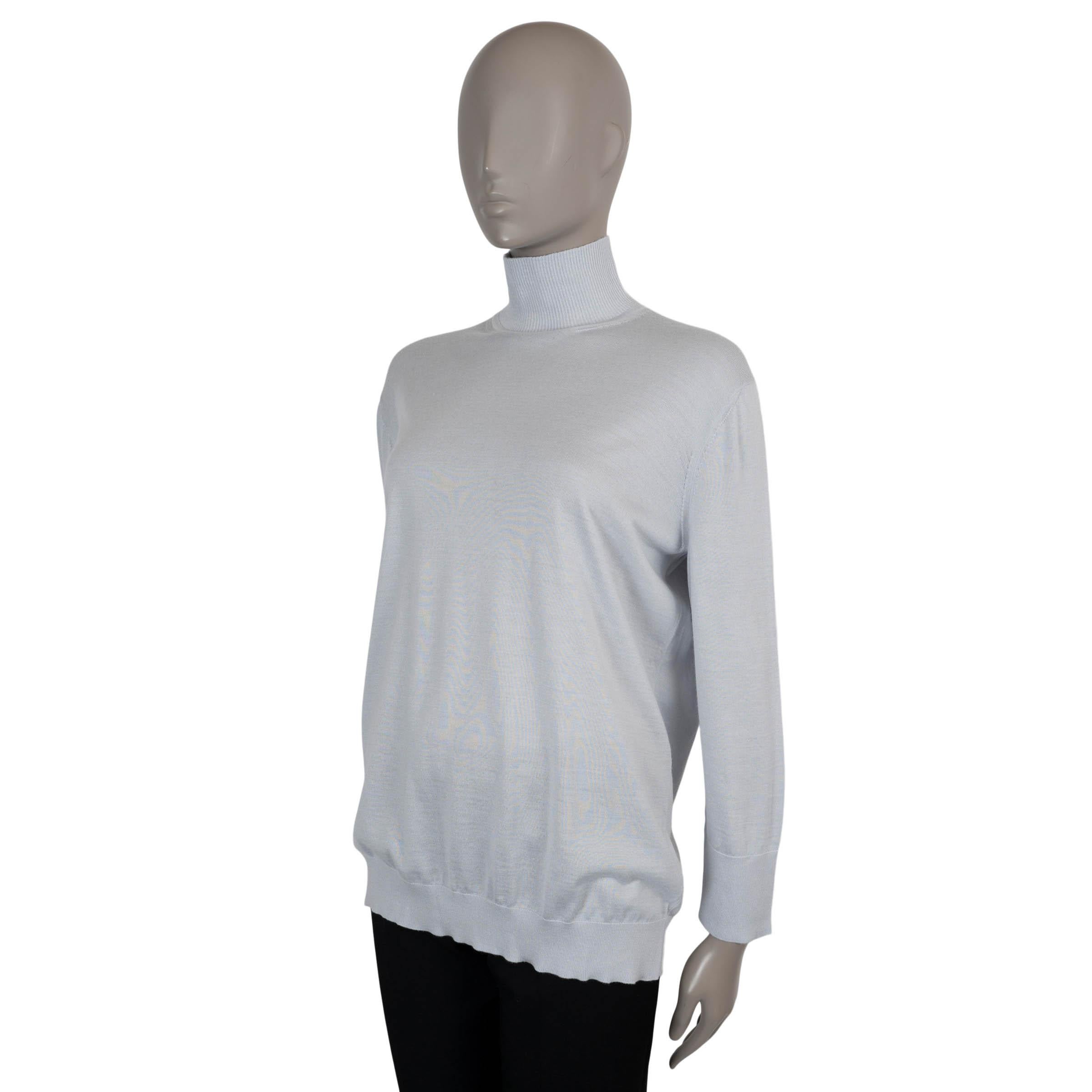 Este jersey Lupetto 100% auténtico de Loro Piana está confeccionado con una mezcla fina y ligera de cachemira azul pálido (70%) y seda (30%), que ofrece una caída suave y fluida con un tacto lujoso. Presenta una silueta relajada con hombros caídos y