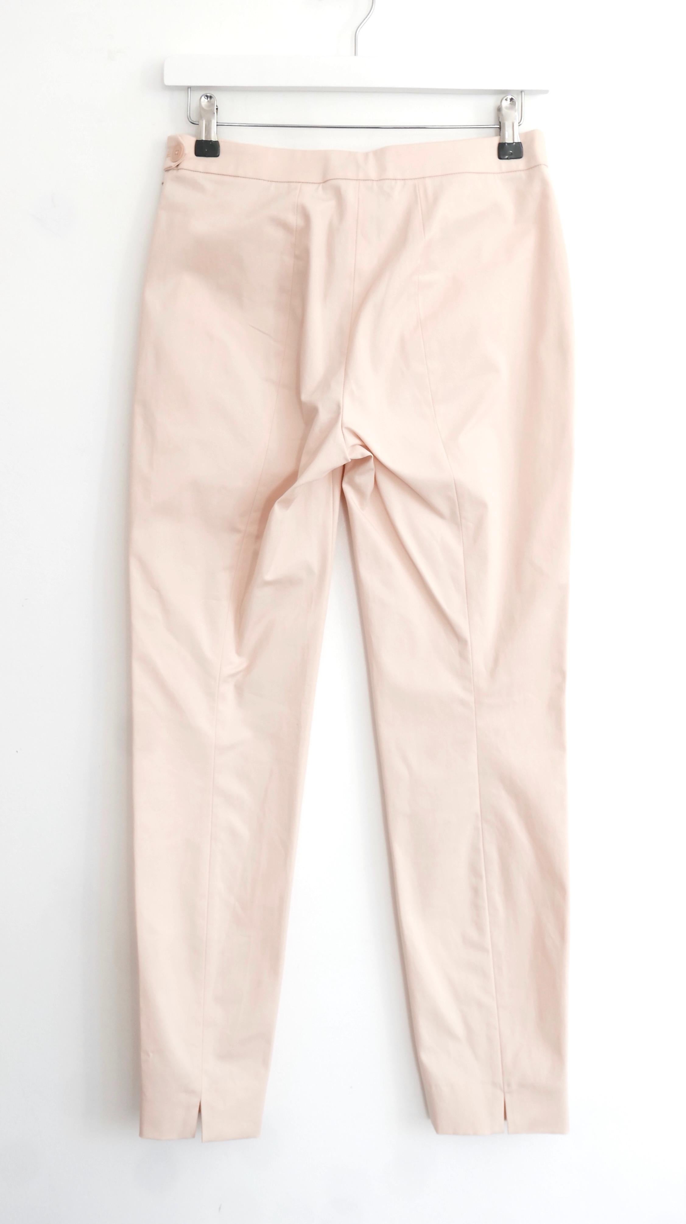 Pantalon en coton Loro Piana très mignon. Acheté pour 795 £, il n'a pas été porté et la ficelle de l'étiquette est toujours attachée. Confectionné en coton rose pêche impeccable, il présente des jambes fuselées à la cheville, des plis cousus sur le