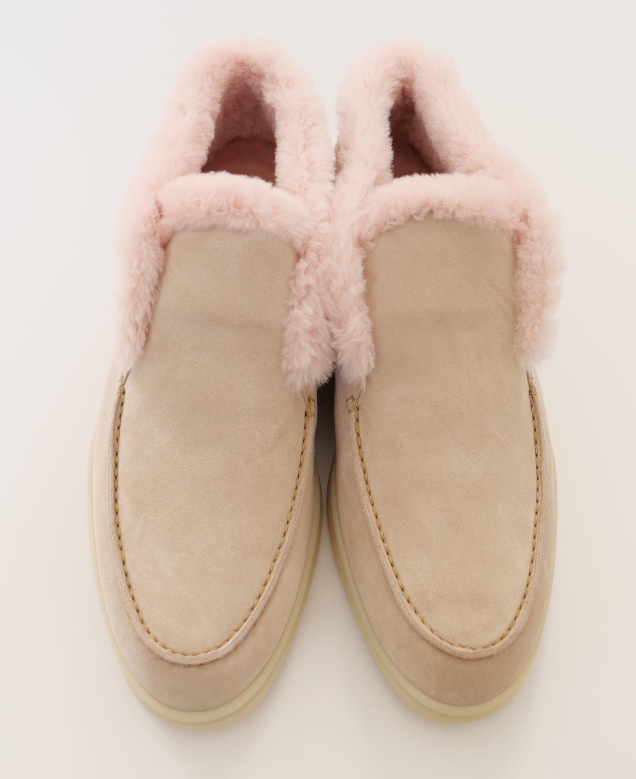 Bottines de luxe Loro Piana Open Walk, couleur rare. Non porté avec sac à poussière. Fabriquées en daim rose pâle, doublées de fourrure de castor rose super douce et dotées de semelles moulées blanches. Taille 38/UK5. Mesure environ 10.25