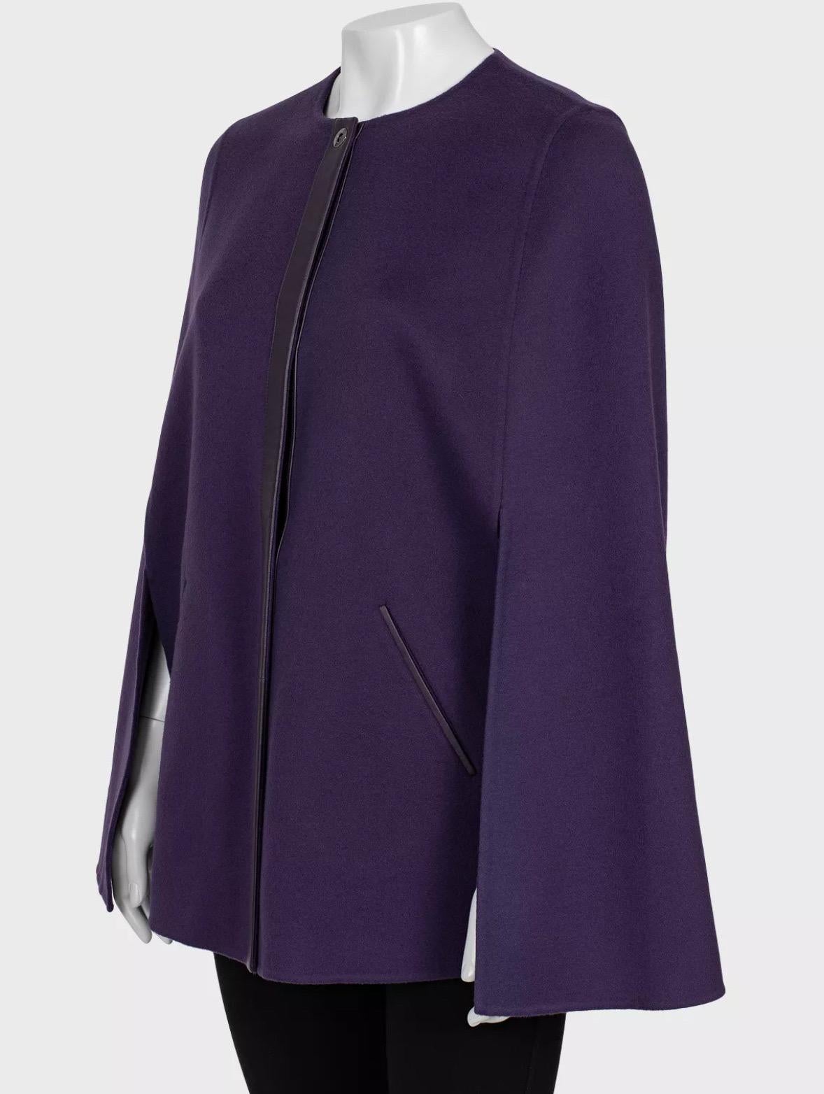 Offrez-vous le luxe avec ce manteau cape Loro Piana, confectionné à partir de 100% de pur cachemire. Cette pièce élégante présente une silhouette décontractée et libre, ainsi qu'une fermeture à bouton pression sophistiquée. La teinte violette