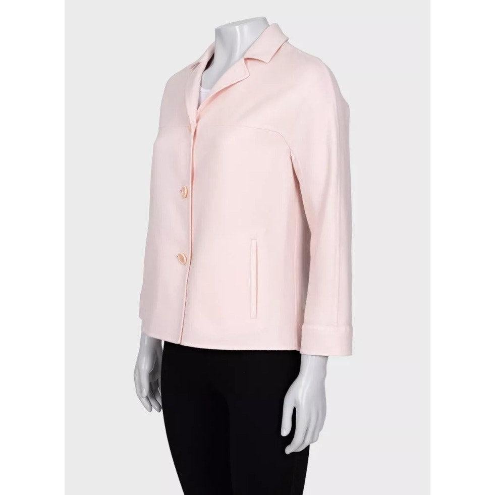 Eleva il tuo guardaroba con questa lussuosa giacca di Loro Piana, realizzata al 100% in cashmere pregiato. Conosciuto per la sua eccezionale morbidezza, il suo calore e la sua qualità artigianale. La giacca ha un taglio dritto che offre una