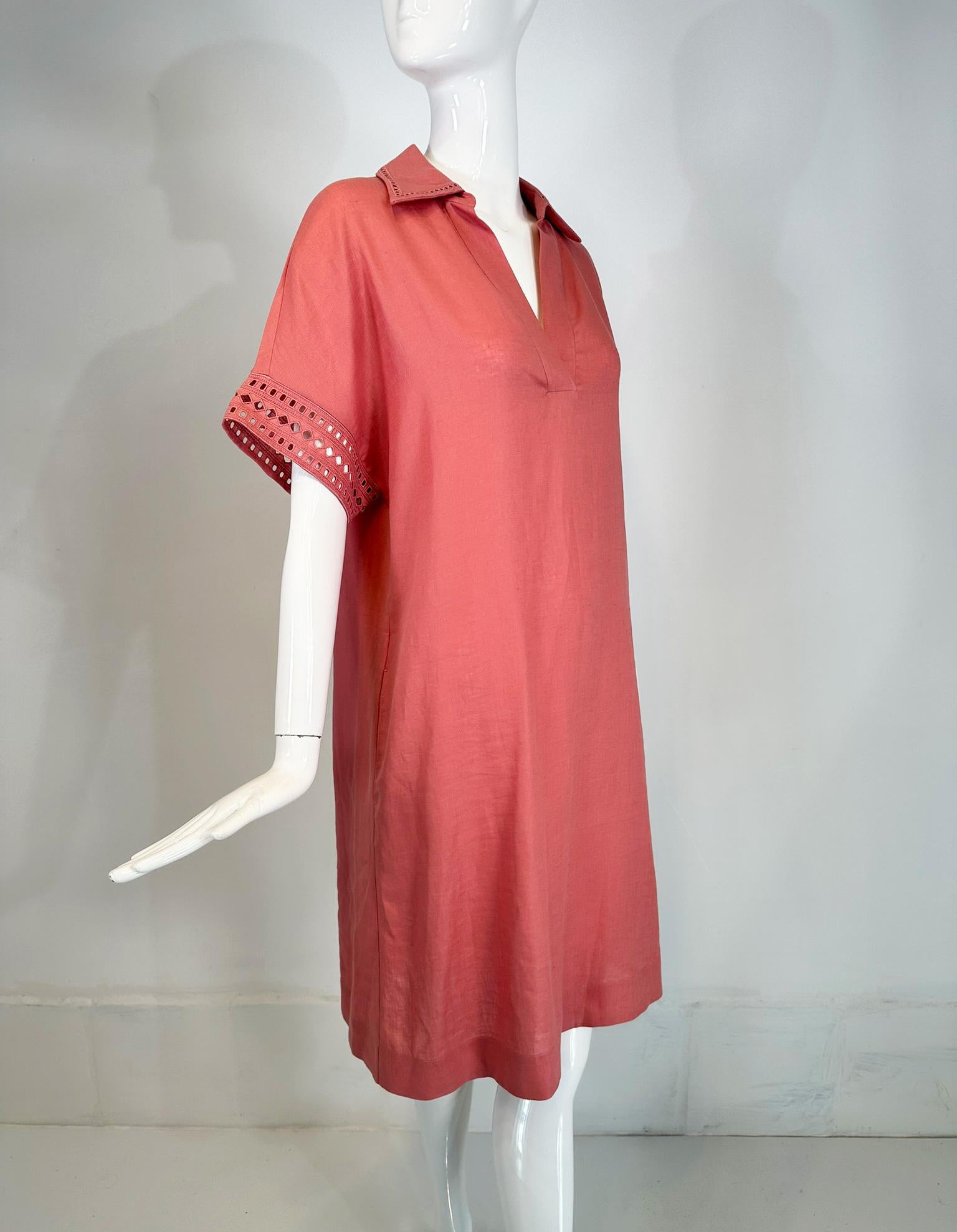 Loro Piana Abito ricamato in lino rosa con tasche, taglia 42.  Abito da sera con abbottonatura frontale e colletto ad ala con ricami. Abito con maniche raglan, ogni manica presenta un'ampia fascia di lavorazioni aperte e ricami. Tasche laterali con