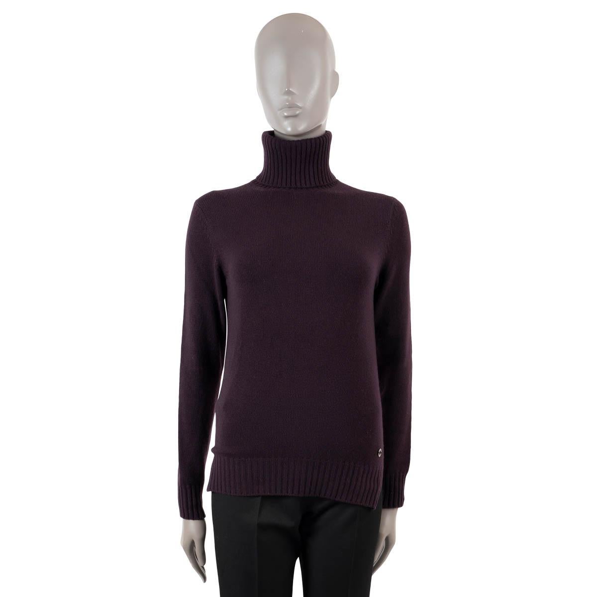 LORO PIANA plum cashmere PARKSVILLE Turtleneck Sweater 40 S In Excellent Condition For Sale In Zürich, CH