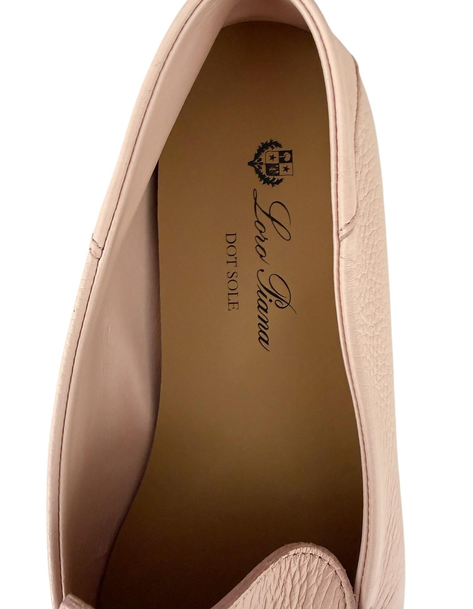 Loro Piana Flor Ciruela Rosa Suela Dot Dot Mocasines de cuero sz 39 

Fabricado en: Italia
Color: Rosa claro
Materiales: Piel
Cierre/Apertura: Deslizante
Estado general: Nuevo, nunca usado
Incluye: Funda guardapolvo de Loro Piana
Venta al por menor: