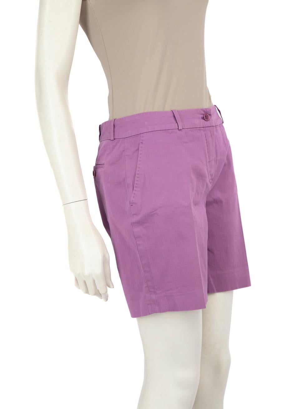 L'ÉTAT est bon. L'usure générale des shorts est évidente. De légères décolorations sont présentes dans la zone du bouton avant supérieur, près de l'entrejambe et au centre de l'arrière. Petites bouloches près de l'entrejambe et l'écriture sur le