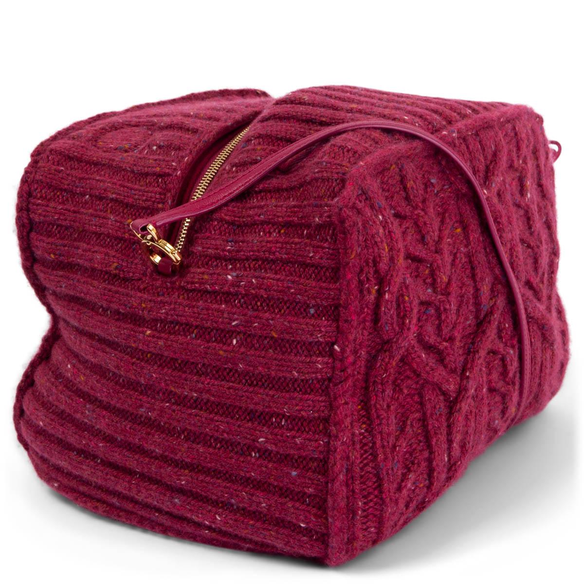 100% authentic Loro Piana Puffy Pouch in Fantasy Regalia Red (raspberry red) speckled cashmere knit with cable stitches, and trimmed with artisanal wood beading. For easy access to your essentials, leave the top zip open and simply undo the magnetic