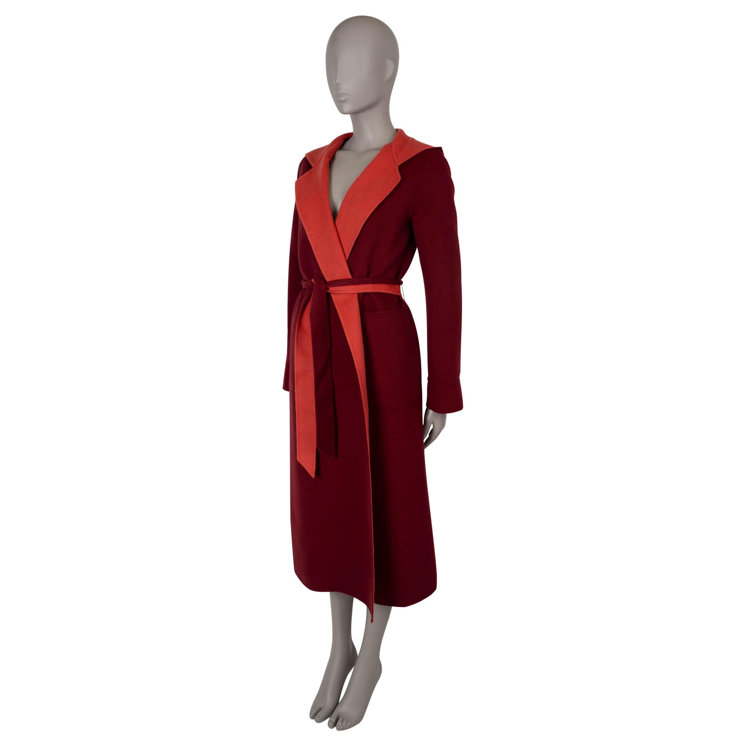 Questo cappotto Loro Piana Stefan in cashmere Red Pear, autentico al 100%, offre una lussuosa versatilità grazie al suo design completamente reversibile, che mostra il bordeaux su un lato e il corallo sull'altro. Presenta un accogliente cappuccio,