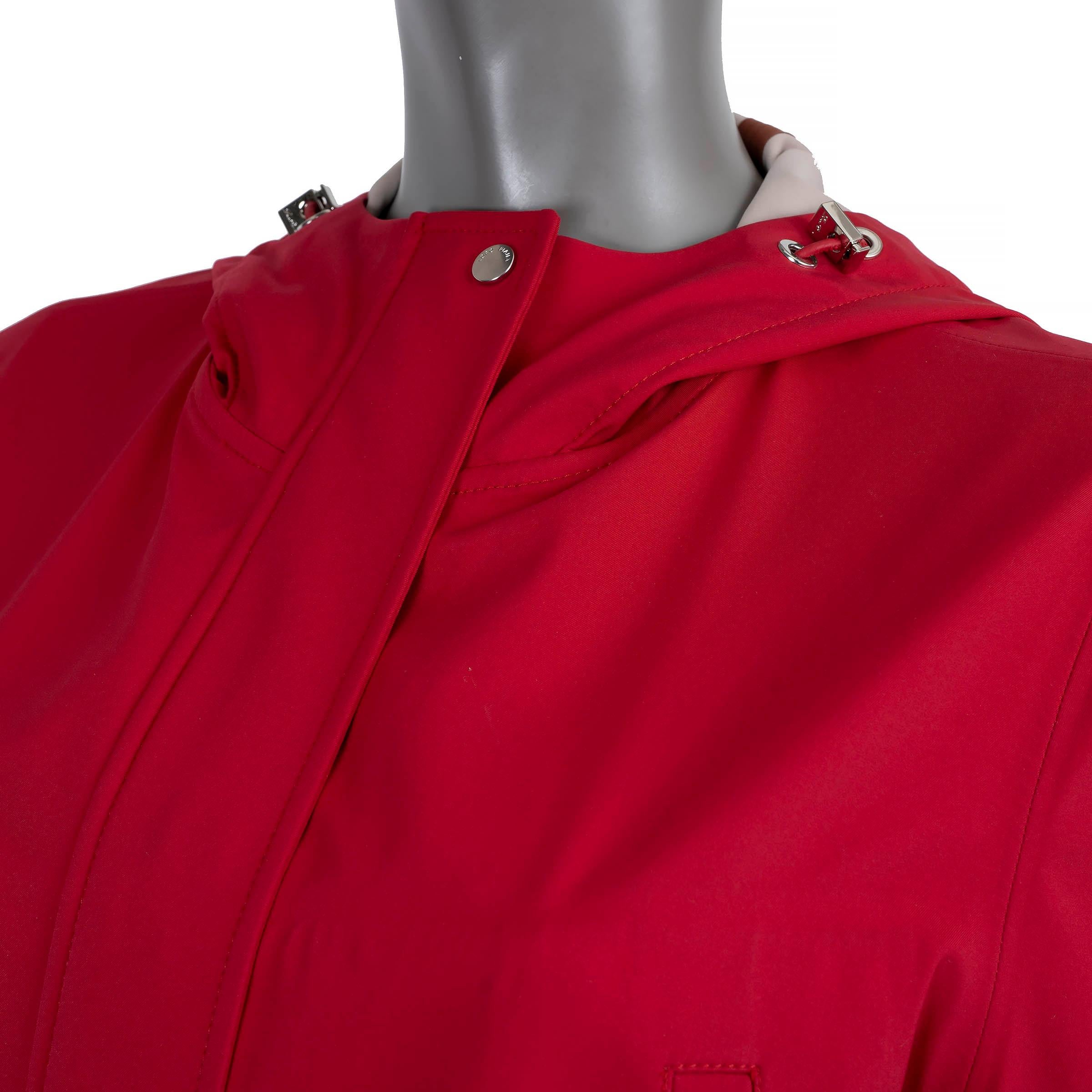 Donna Loro Piana rosso in poliestere 2018 con cappuccio e cinturino Giacca M. in vendita