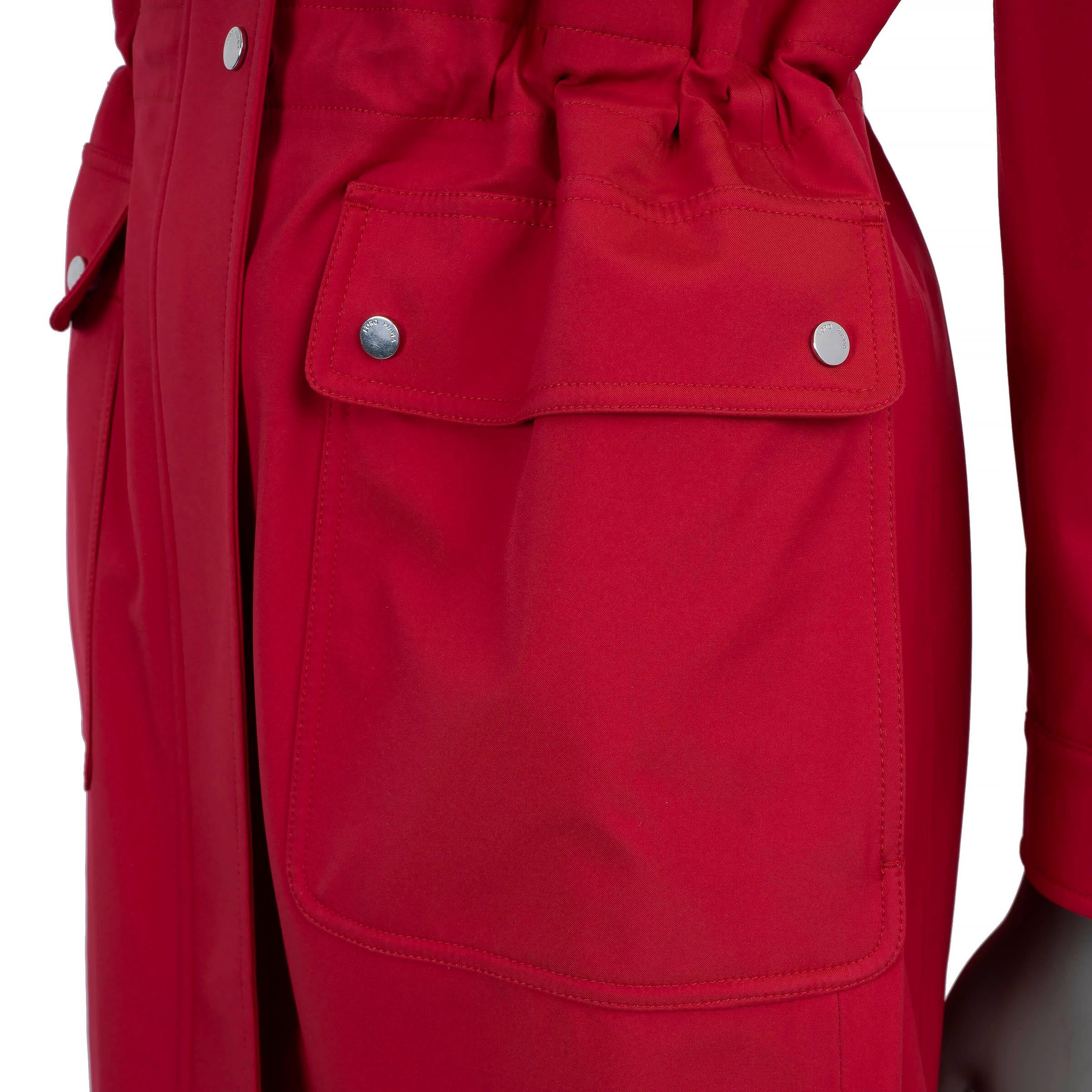 Loro Piana rosso in poliestere 2018 con cappuccio e cinturino Giacca M. in vendita 1
