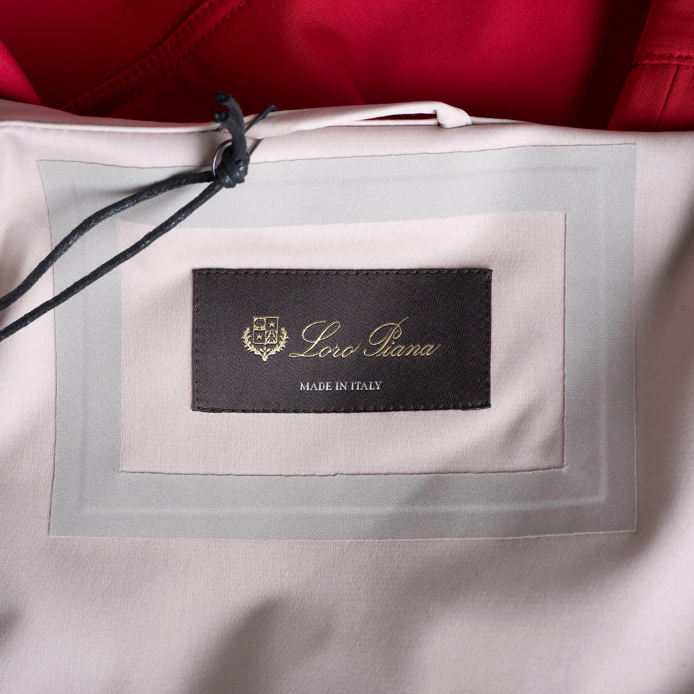Loro Piana rosso in poliestere 2018 con cappuccio e cinturino Giacca M. in vendita 2