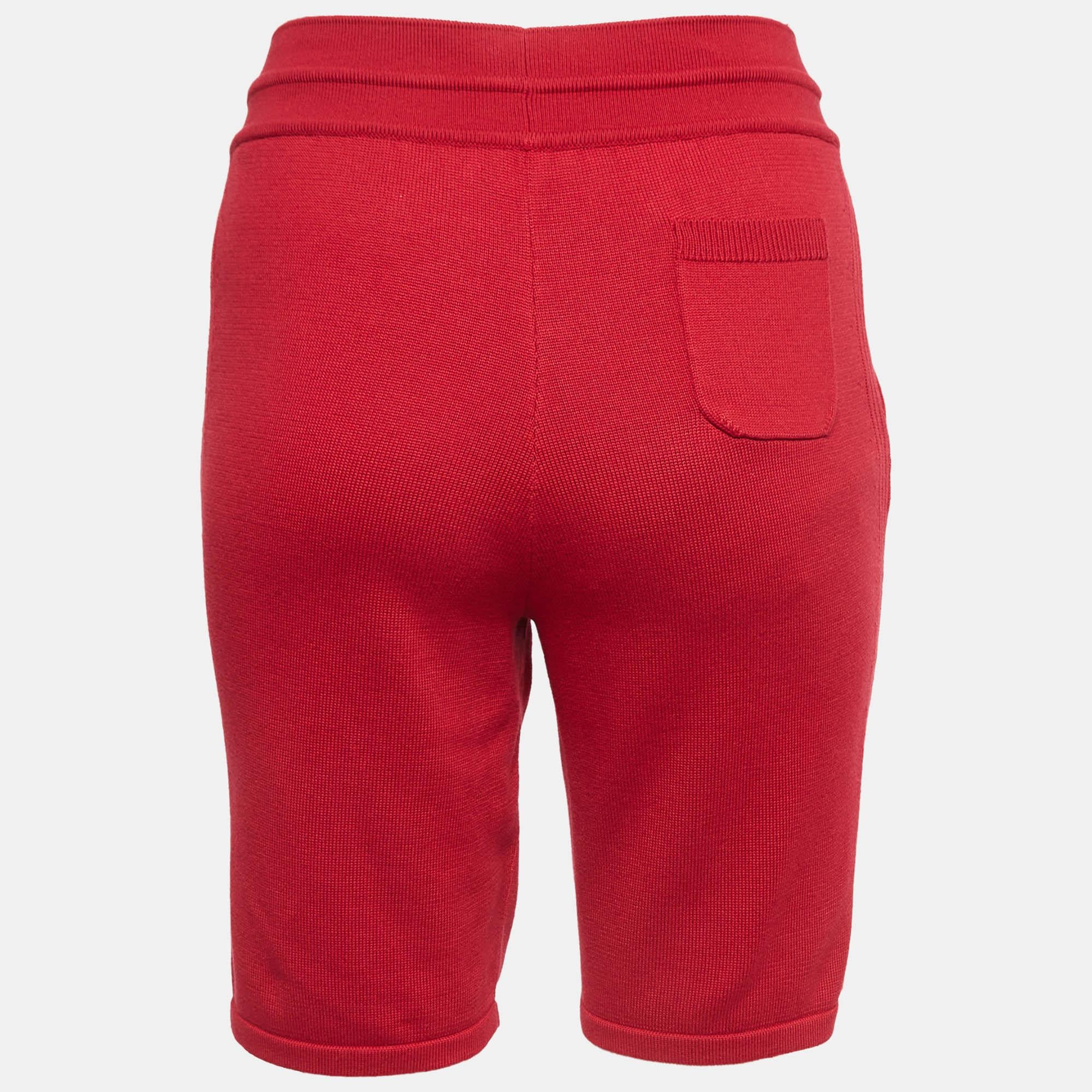 Beachy vacations call for a stylish pair of shorts like this. Stitched using high-quality fabric, this pair of shorts is styled with classic details and has a superb length. Wear it with T-shirts.