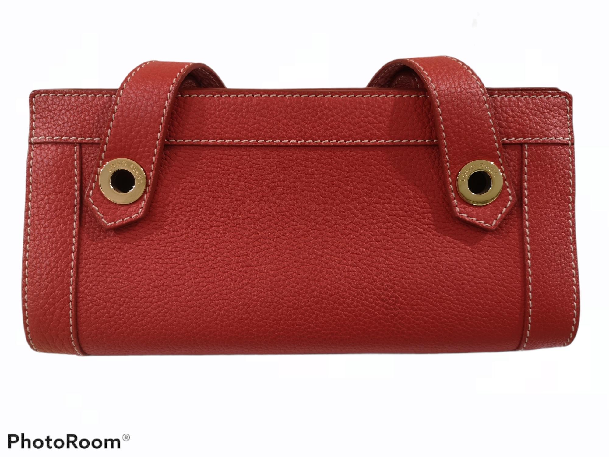 Loro Piana Red shoulder bag / handle bag
gold tone hardware
totally made in italy
measurements: 31 x 14 cm, 11 depth