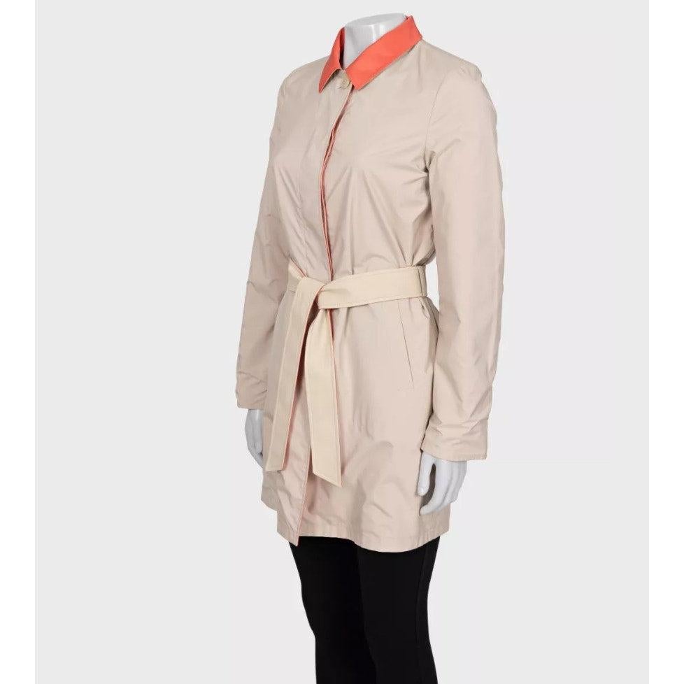 Un raffinato cappotto reversibile di Loro Piana realizzato in un lussuoso misto poliestere e seta, che offre funzionalità ed eleganza senza tempo. Progettato in una silhouette dritta con chiusura a bottoni, incarna il lusso sobrio e la sartoria