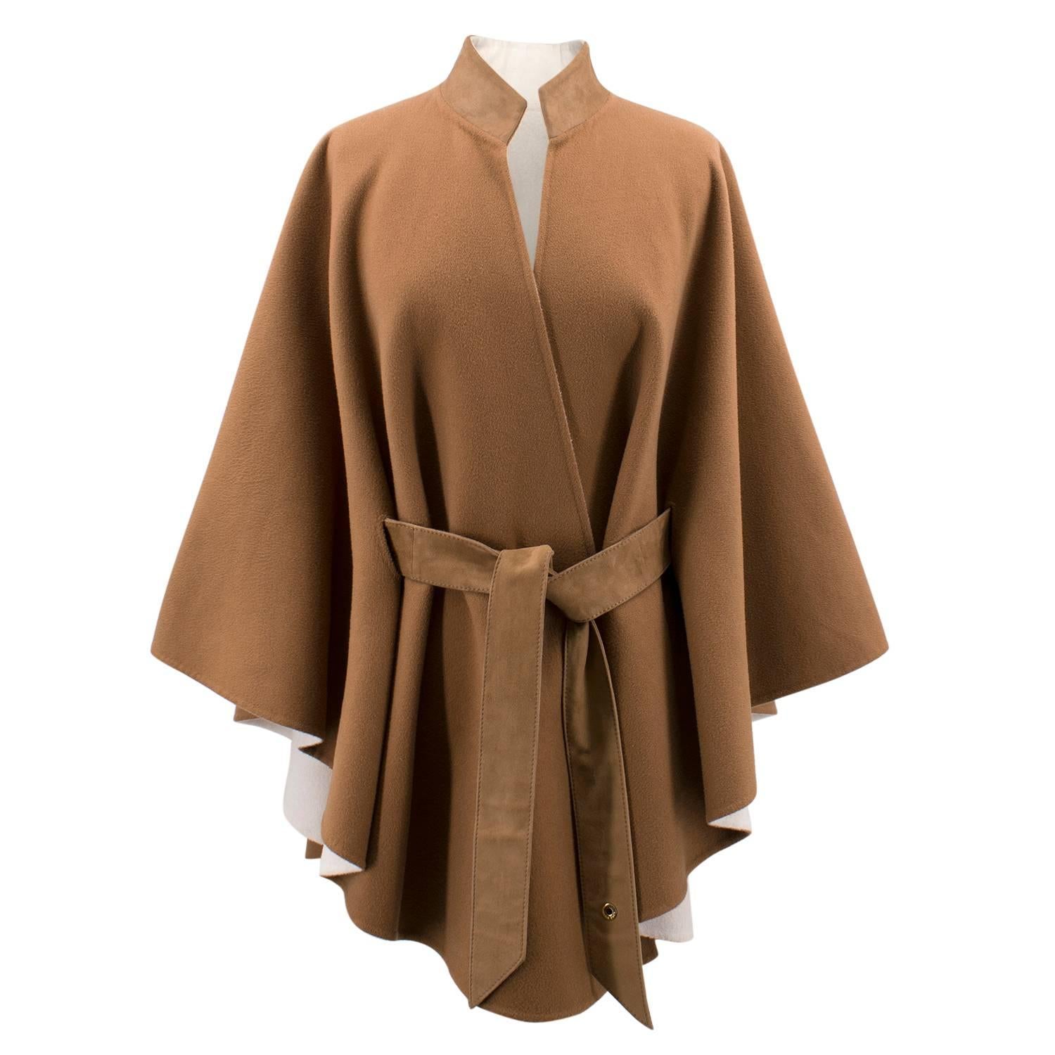Loro Piana brown and white cashmere reversible cape

-suede collar
-cape sleeves
-two suede belts in brown and white.
- gold hardware

Fabrics:
50% cashmere
50% vicuna
100% suede goatskin
Made in Italy

Condition: 9.5/10 Minor storage marks to the