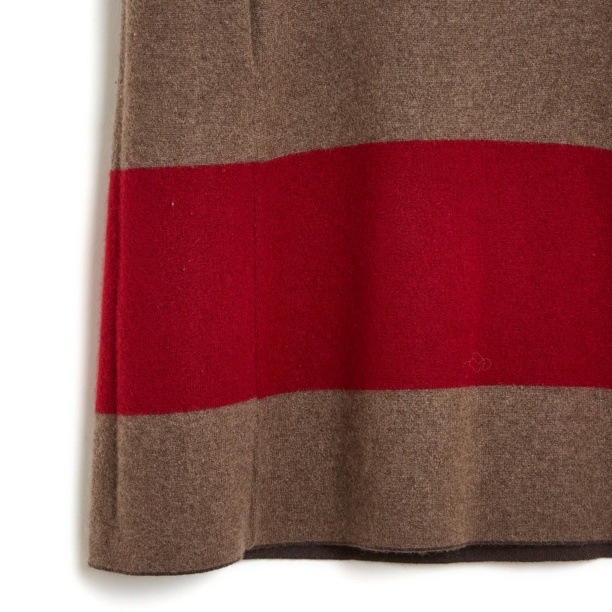 Loro Piana dress, straight cut, round neck, sleeveless, 2 slit pockets on the sides, in thick soft cashmere, reversible with one side taupe brown decorated with a wide red band, and the other plain dark brown. No more composition or size label but