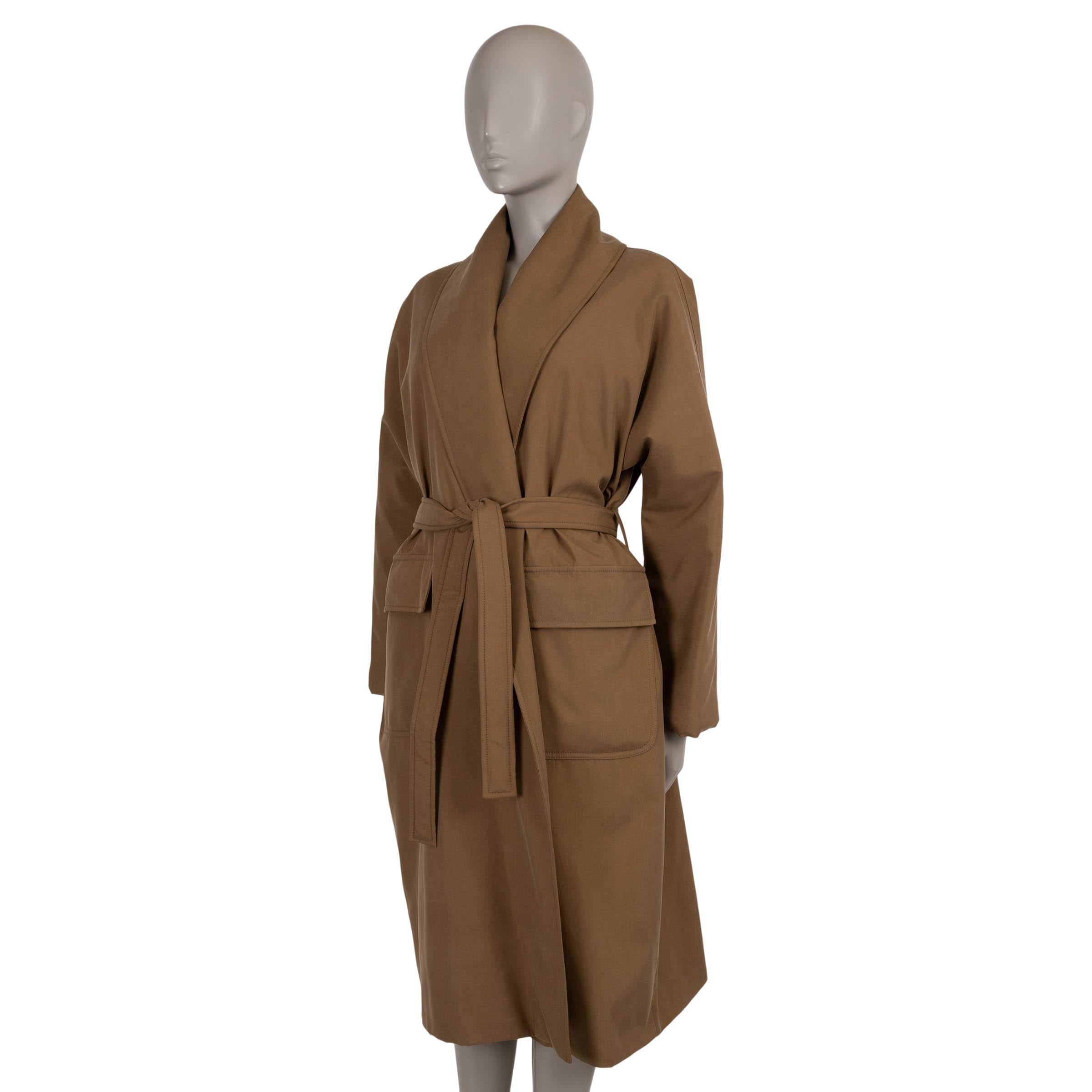 Dieser zu 100 % authentische Loro Piana Dwight Mantel ist aus salzbrauner Seide gefertigt und hat einen raffinierten, fließenden Fall. Die lockere Silhouette wird in der Taille mit einem farblich abgestimmten Gürtel zum Binden eingefasst, ergänzt