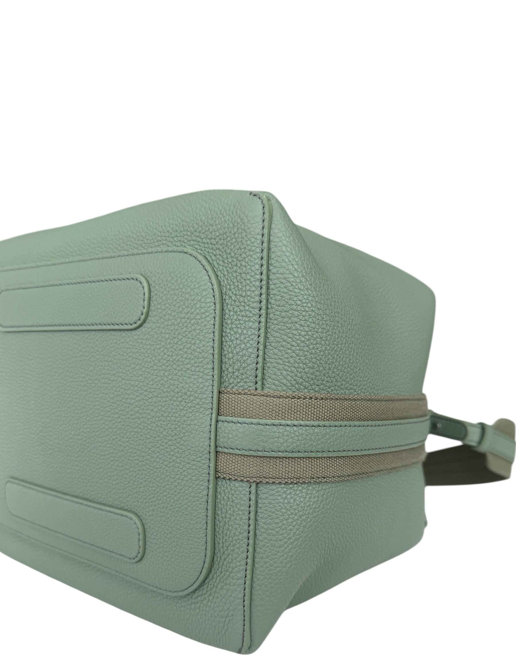 Loro Piana in pelle di vitello a grana verde Greene & Greene Borsa Hobo grande con tracolla In condizioni ottime in vendita a New York, NY