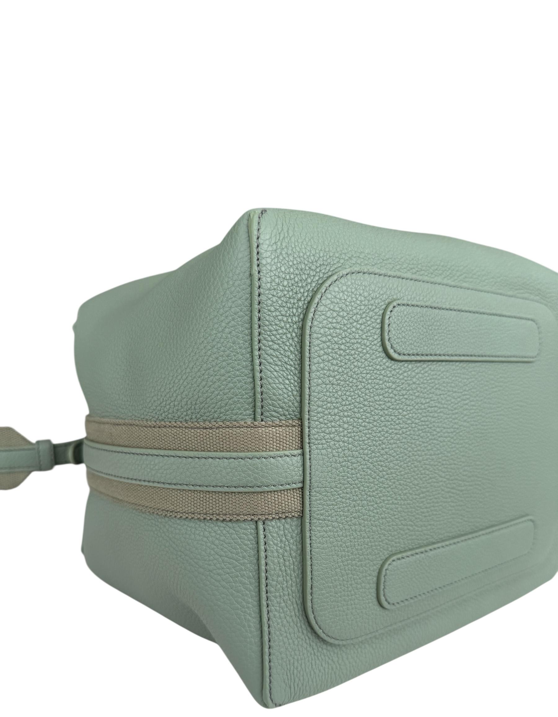 Donna Loro Piana in pelle di vitello a grana verde Greene & Greene Borsa Hobo grande con tracolla in vendita
