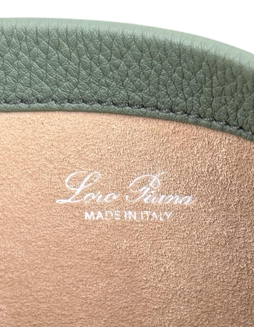 Loro Piana in pelle di vitello a grana verde Greene & Greene Borsa Hobo grande con tracolla in vendita 3