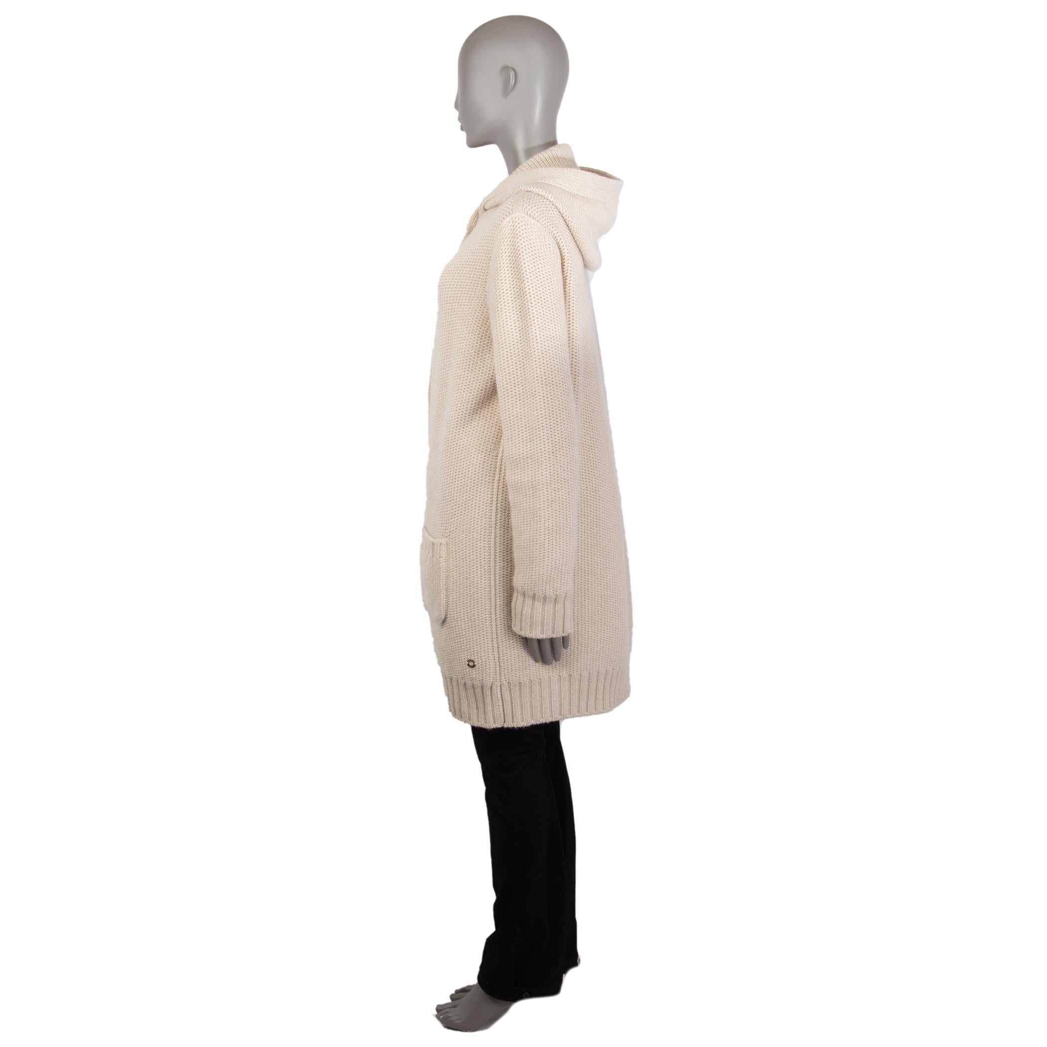 Loro Piana reversible hooded knit coat in sand cashmere (100%). With two patch pockets on the front and two more on the reverse side. Closes with off-white brand buttons on the front. Unlined. Has been worn and is in excellent condition.

Please