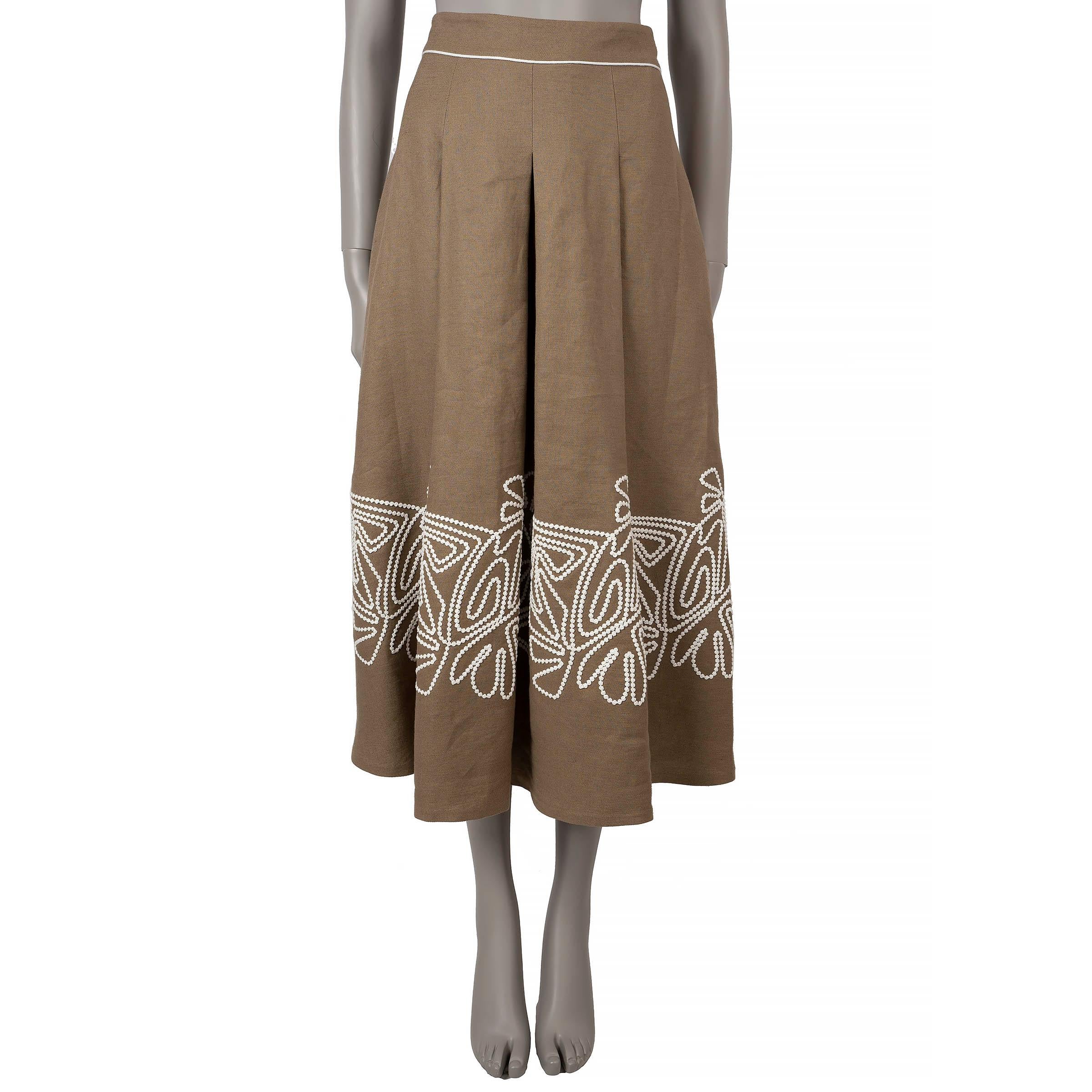 This 100% authentic Loro Piana Dolly midi skirt is crafted from sand beige linen (100%) and features a high-rise, box pleated A-line silhouette for a refined and elegant look. The skirt is adorned with white hand-embroidered patterns and piping at