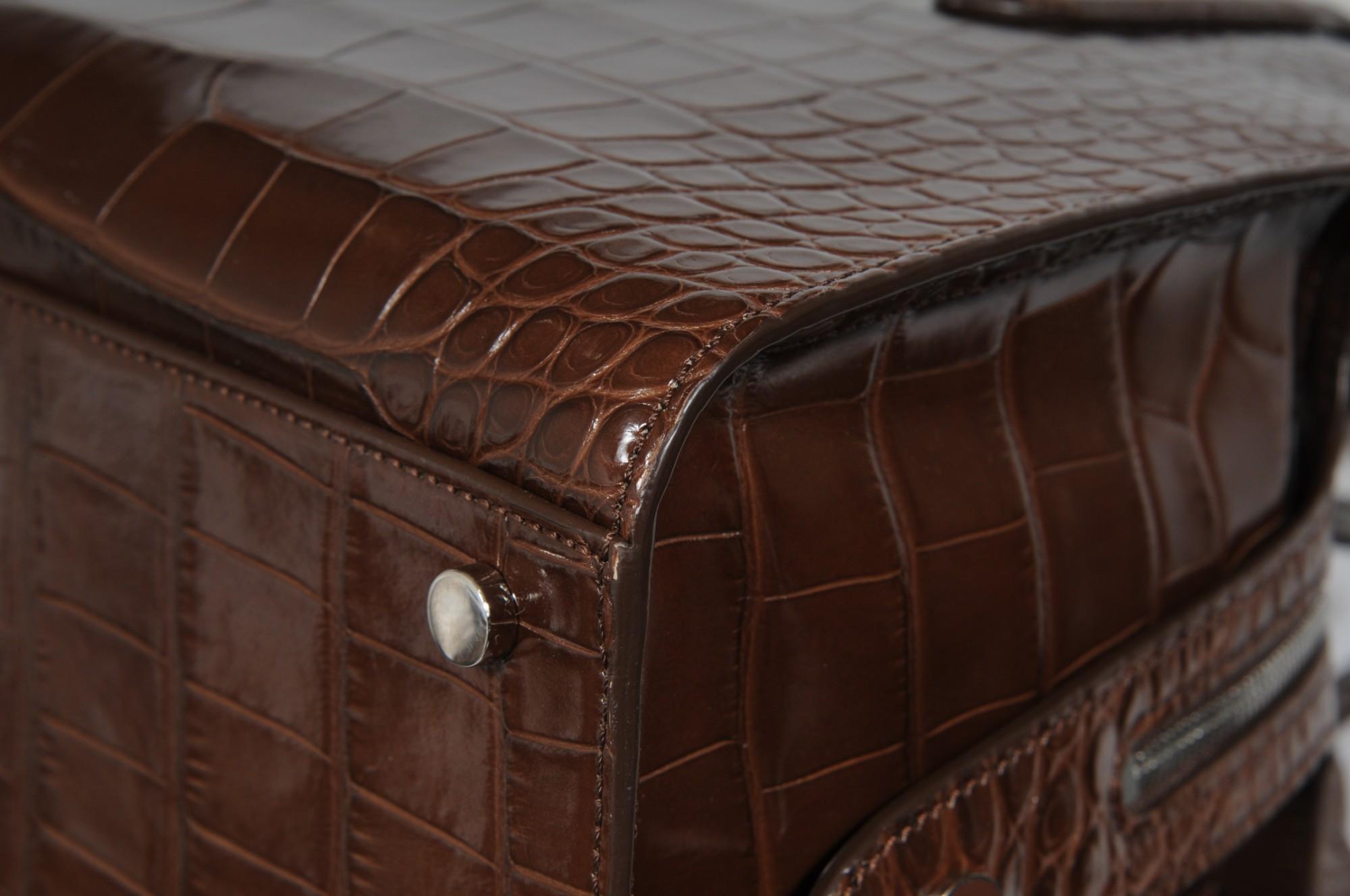 Bolso Loro Piana Sesia Bolso de asa superior Tote Crossbody de aligátor marrón en venta 7