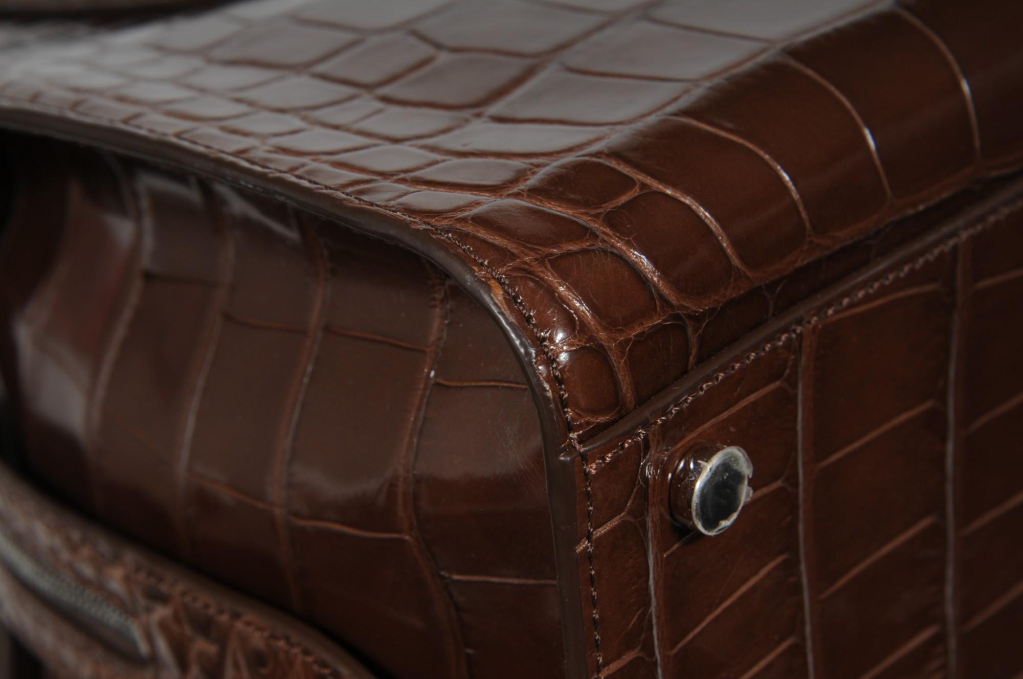 Bolso Loro Piana Sesia Bolso de asa superior Tote Crossbody de aligátor marrón en venta 8