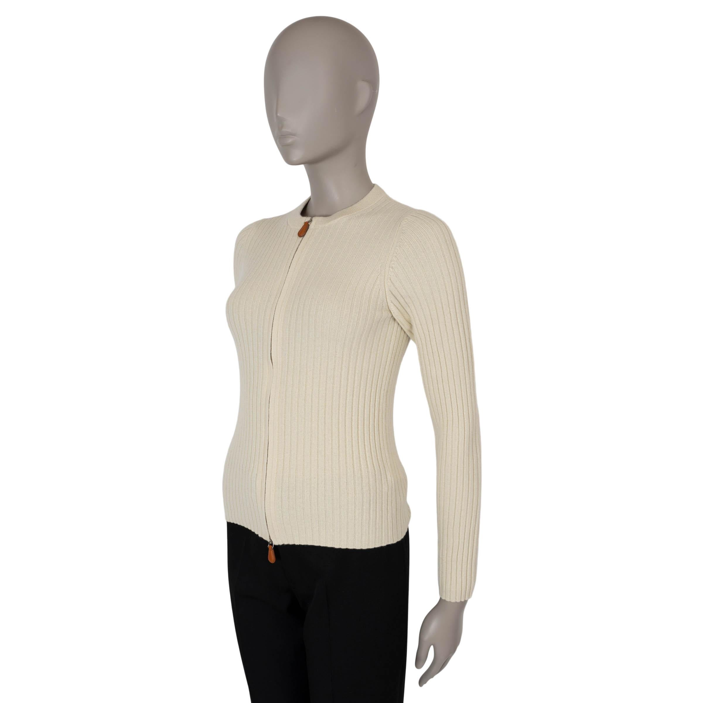 Ce cardigan 100% authentique de Loro Piana Lago Sirio en beurre de karité (beige pâle) est confectionné en cachemire léger pour une douceur et un luxe ultimes. Il présente une silhouette ajustée avec un col ras du cou et un large design en maille