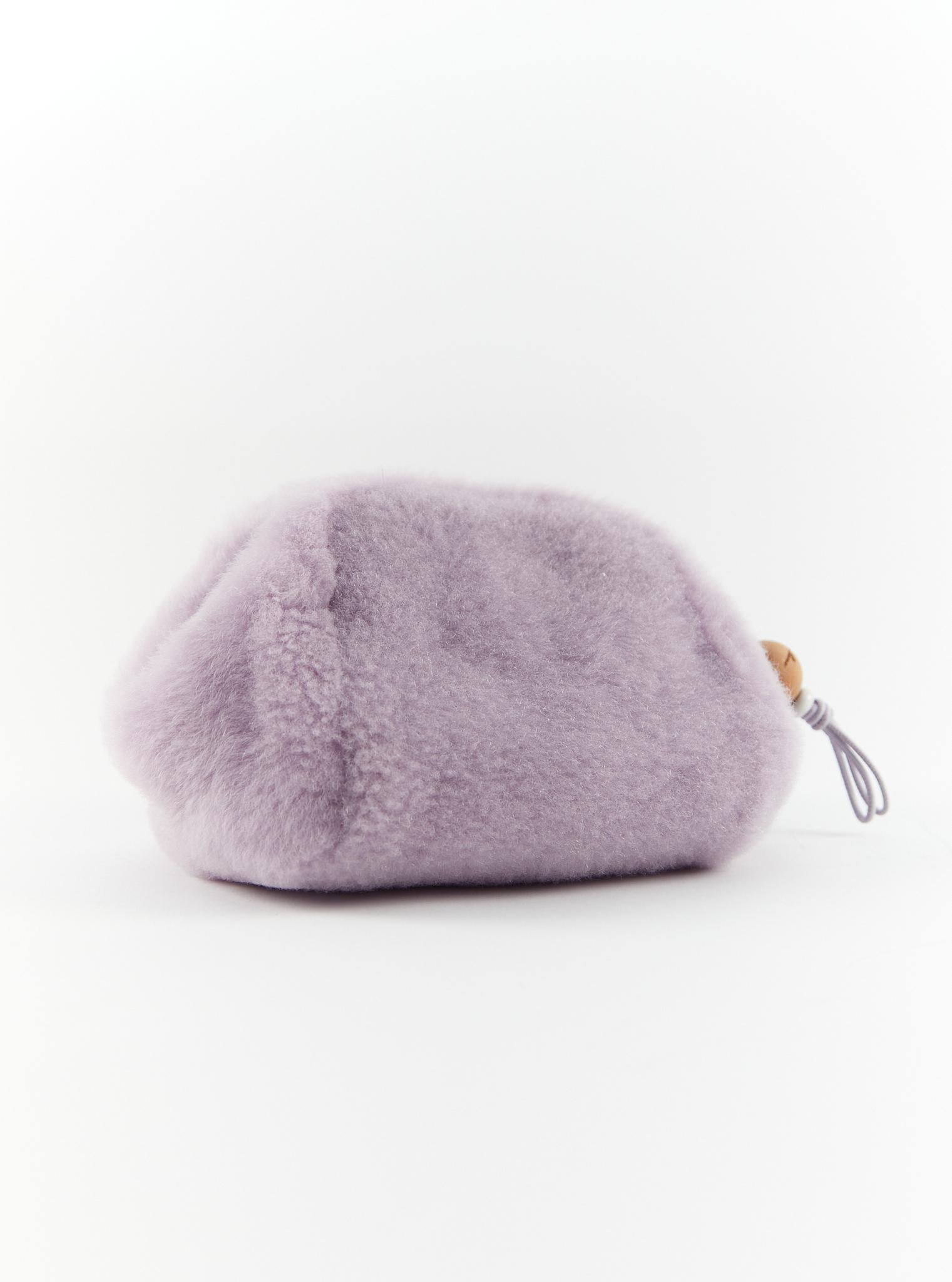 Loro Piana Shearling Clutch in Lilac

Puffy Cashmere

Accompanied by: Adjustable strap and dustbag

Dimensions: W 17 x H 14.5 x D 17.5 cm

