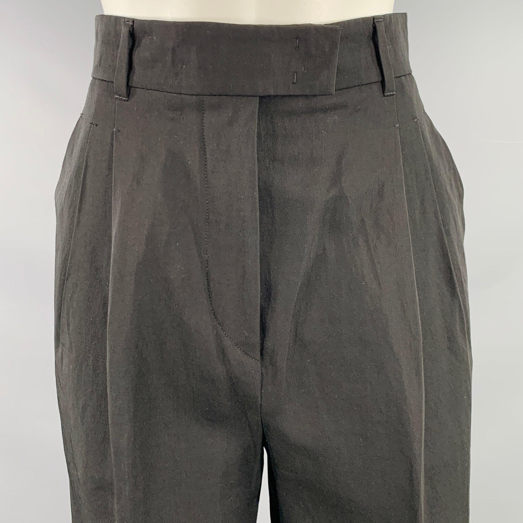 Pantalon habillé LORO PIANA
en laine vierge noire et tissu mélangé de papier textile, avec un style plissé, une jambe droite et une braguette boutonnée. Fabriqué en Italie.2Très bon état d'occasion. Il manque un bouton à la poche arrière. 

Marqué :