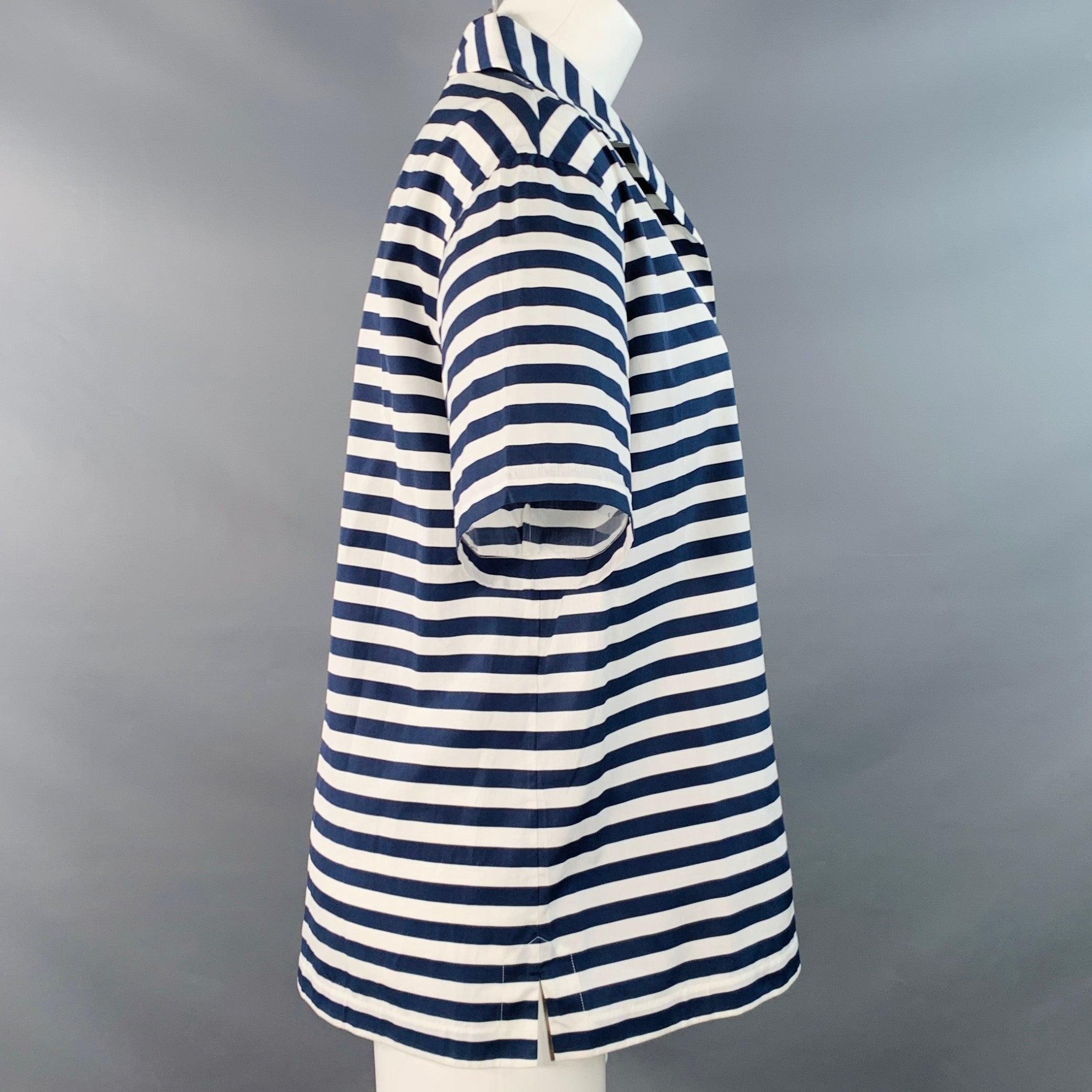 Top informal LORO PIANA
en tejido de algodón blanco y azul marino con estampado de rayas, un bolsillo y cierre de botón. Made in Italy. Muy buen estado de conservación. Pequeña marca en el cuello. 

Marcado:   IT 42 

Medidas: 
 
Hombros 17 pulgadas