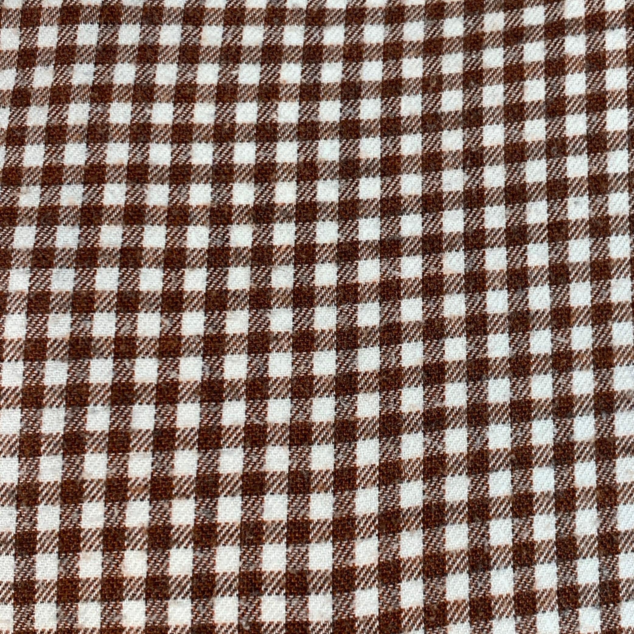 Camicia a maniche lunghe Loro Piana
in tessuto di cotone marrone e bianco con motivo gingham, una tasca e chiusura con bottoni. Made in Italy.Buone condizioni di usato. Pilling dappertutto. 

Contrassegnato:   L 

Misure: 
 
Spalla: 18,5 pollici