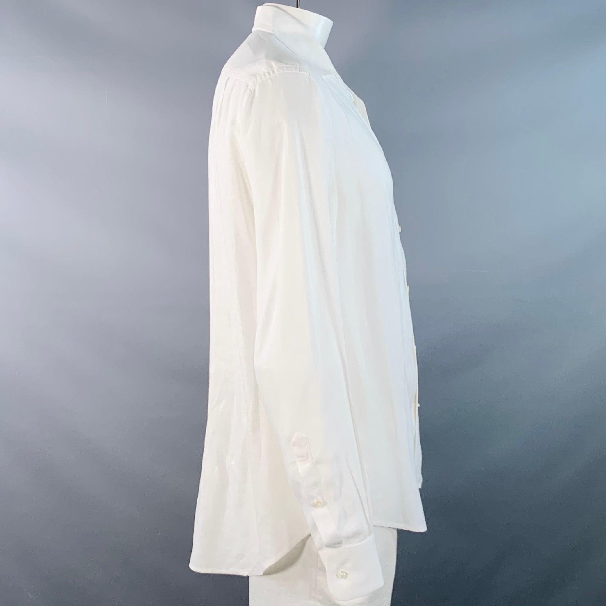 Camicia a maniche lunghe Loro Piana
in tessuto di lino bianco con colletto ampio, una tasca e chiusura con bottoni. Made in Italy.Buone condizioni di usato. Piccolo segno sulla tasca, piccolo foro sull'orlo. 

Contrassegnato:   L 

Misure: 
