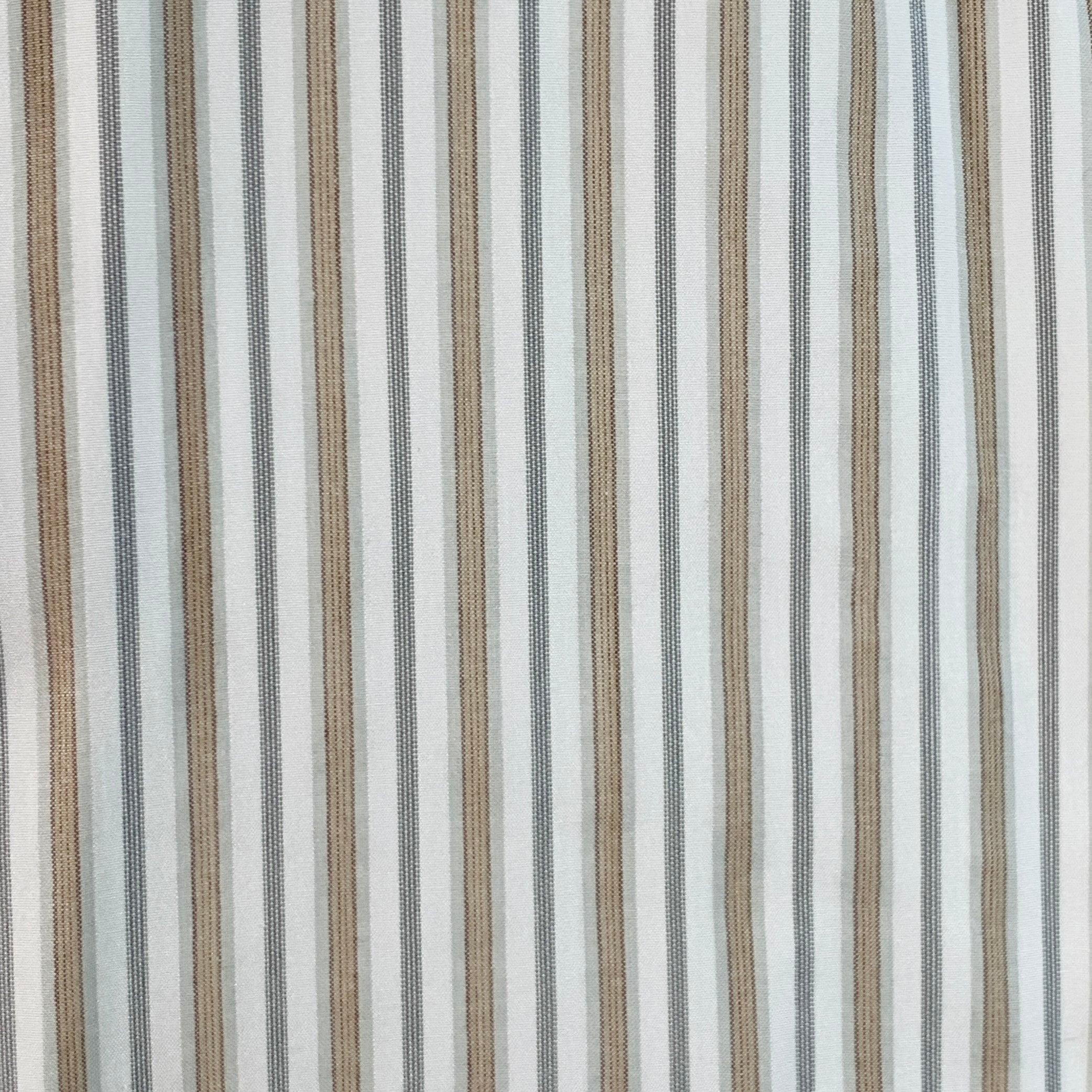 Camicia a maniche lunghe Loro Piana
in tessuto di cotone bianco, marrone e grigio con motivo a righe, una tasca e chiusura con bottoni. Made in Italy.Ottime condizioni di usato.
Lievi segni di usura. 

Contrassegnato:   16.5/42 

Misure: 
 
Spalla: