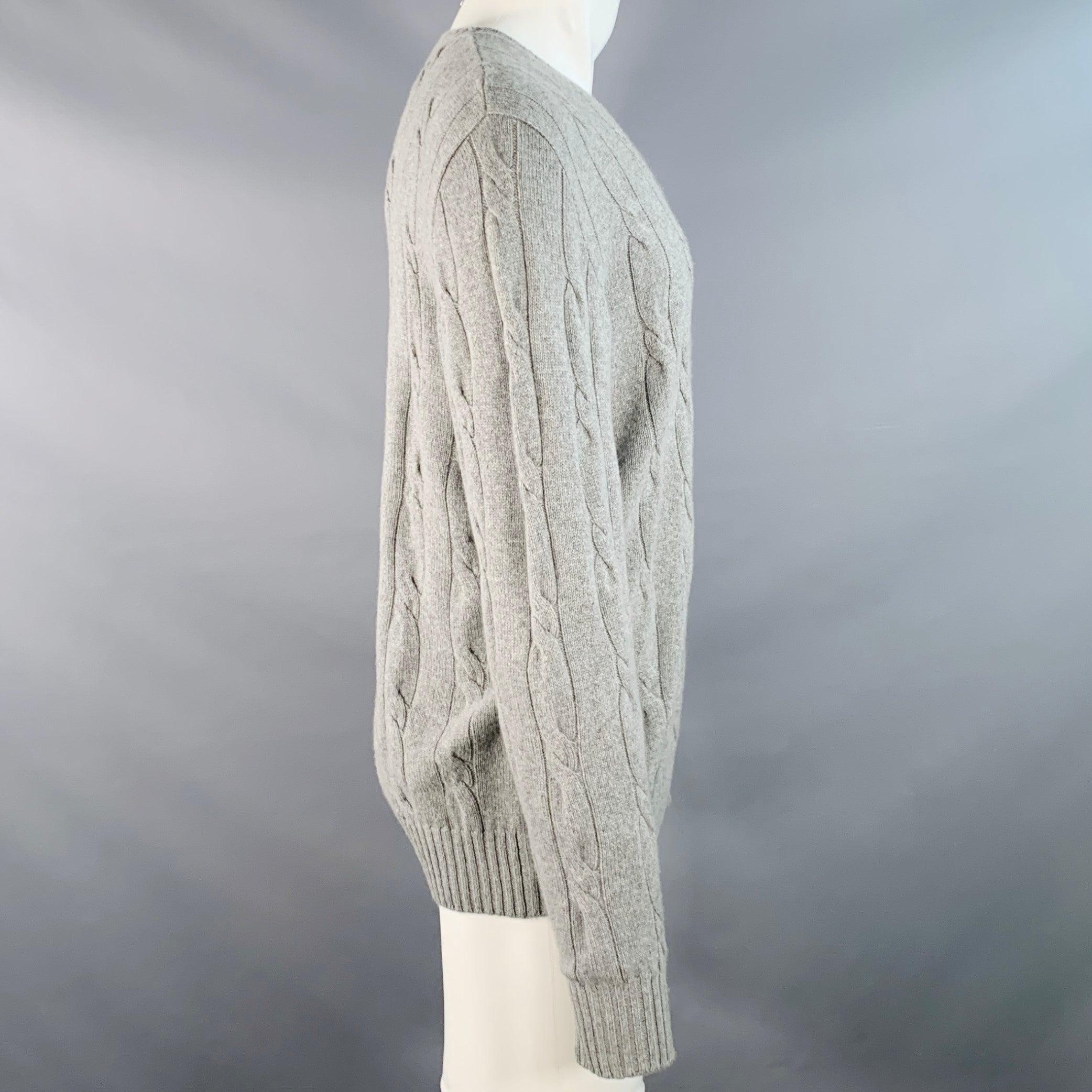 Maglione Loro Piana
in morbida maglia di baby cashmere grigia, con disegno a maglia a treccia, maniche lunghe e girocollo. Made in Italy.Ottime condizioni di usato. Minimo pilling. 

Contrassegnato:   IT 50 

Misure: 
 
Spalla: 20,5 pollici Petto: